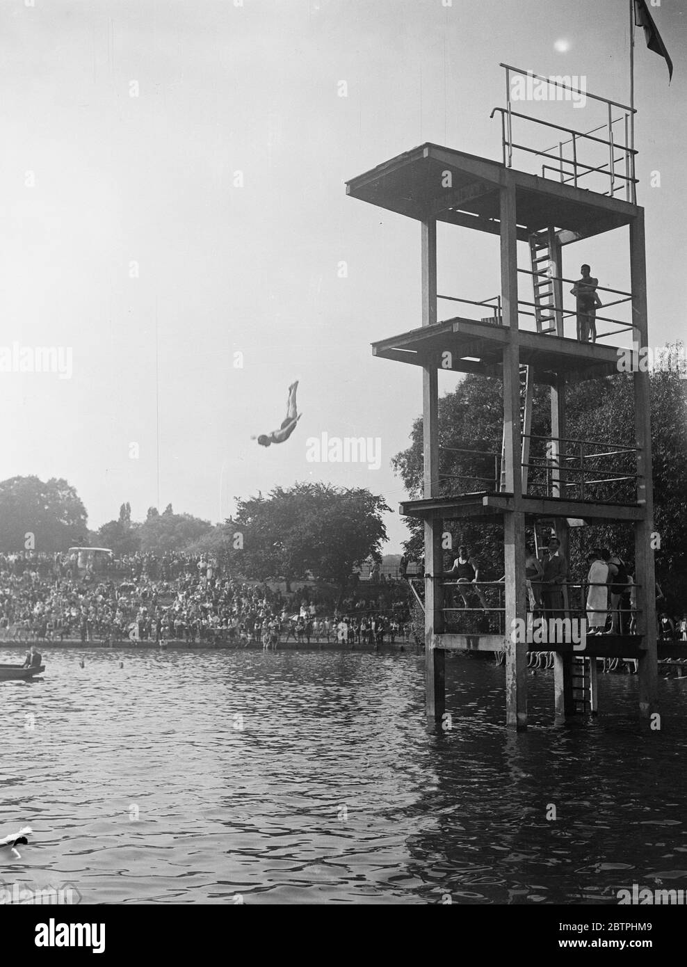 Championnats de plongée Highgate . Championnats du club de plongée Highgate , The Highgate Ponds , Londres . 9 juillet 1932 Banque D'Images