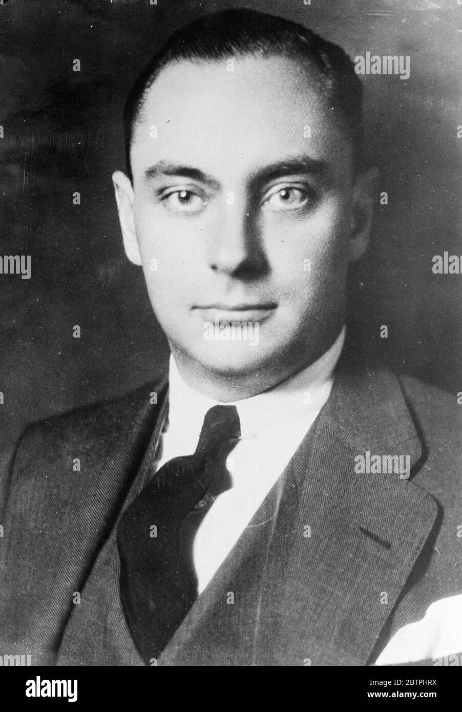 Millionnaire libéré par les kidnappeurs . La police refuse £12 , 000 rançon . M. Charles Boettcher , Jun , ami multimillionnaire du colonel Lindbergh , enlevé de chez lui le 13 février , a été libéré et est maintenant en sécurité . Il est déclaré qu'une rançon de 12 £ , 000 a été versée aux personnes kidnappeuses mais la police nie que ce paiement a été fait . M. Boettcher a été amené à la périphérie de Denver City , Colorade , USA , et laissé par les kidnappeurs . Il dit qu'après son enlèvement ses ravisseurs l'ont aveuglés et l'ont conduit en permanence pendant deux jours et deux nuits . Il a été détenu en une h Banque D'Images