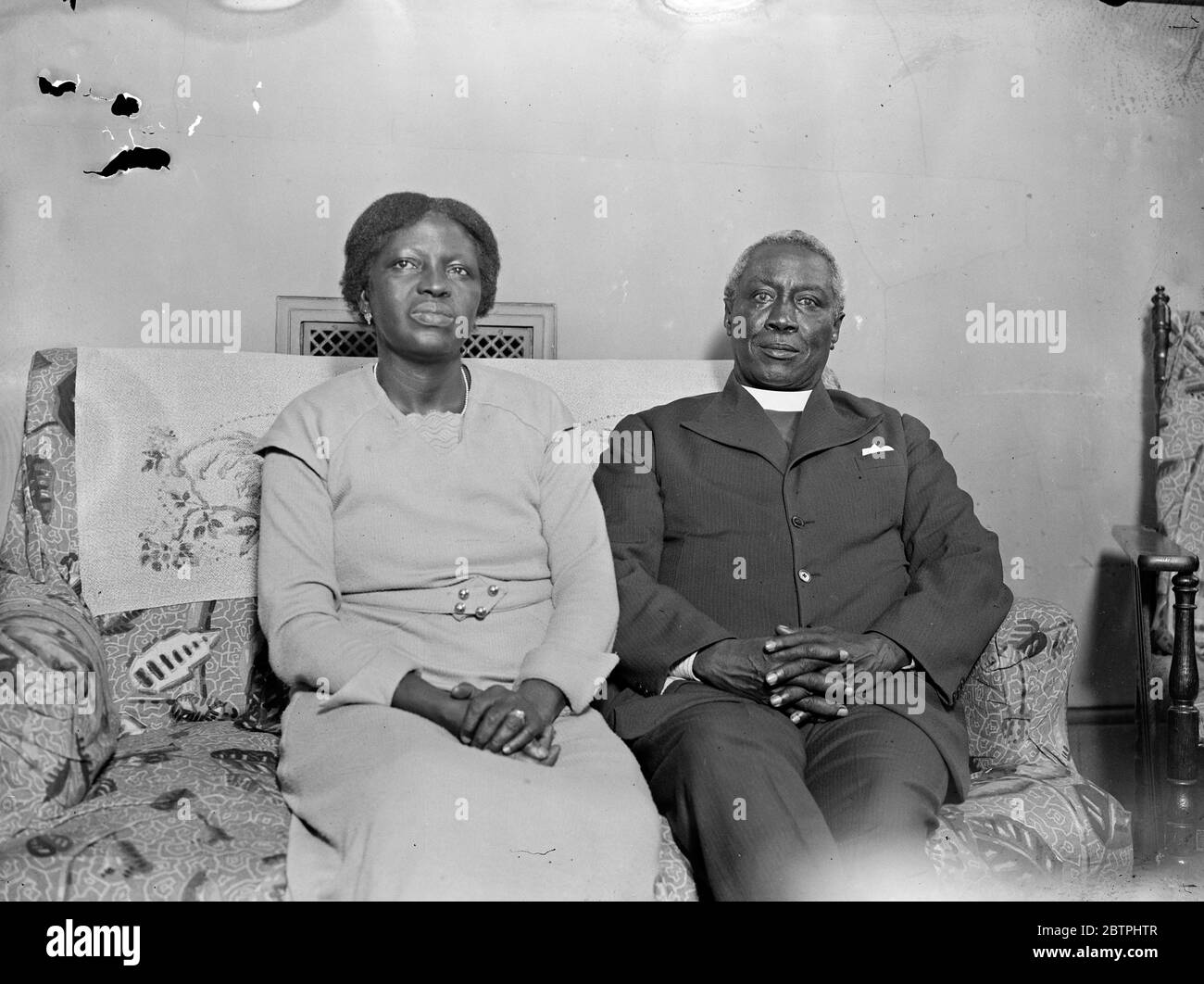 Légende originale : évêque noir d'Afrique de l'Ouest à Londres pour la consécration . Mgr T C John, de Sierra Leone , en Afrique de l'Ouest , est à Londres avec sa femme . Il est venu pour être consacré au Palais de Lambeth comme évêque adjoint du Niger . Il reste en Angleterre pendant quelques semaines avant de retourner pour prendre ses nouvelles fonctions . Le grand-père de l'évêque John était un esclave apporté en Sierra Leone du Nigeria . Photos ; Mgr T C John et sa femme photographiés à Londres . 5 mai 1933 Banque D'Images