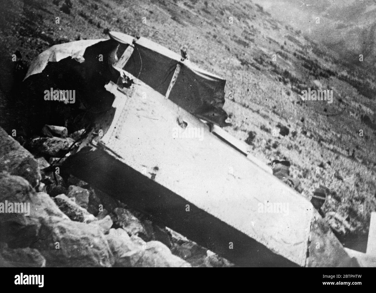 Un avion résistant à l'épreuve du choc . L'avion à l'épreuve des accidents d'Albert Sauvert , l'inventeur français , qui a fait tomber la machine sur une falaise dans les Alpes de Maratime . La police l'a interdit d'entrer dans l'avion , mais il les a éludés et après la chute , est sorti du fuselage sans douleur et sourire . L'invention se compose d'une coquille incassable dans le fuselage . 29 mars 1932 Banque D'Images