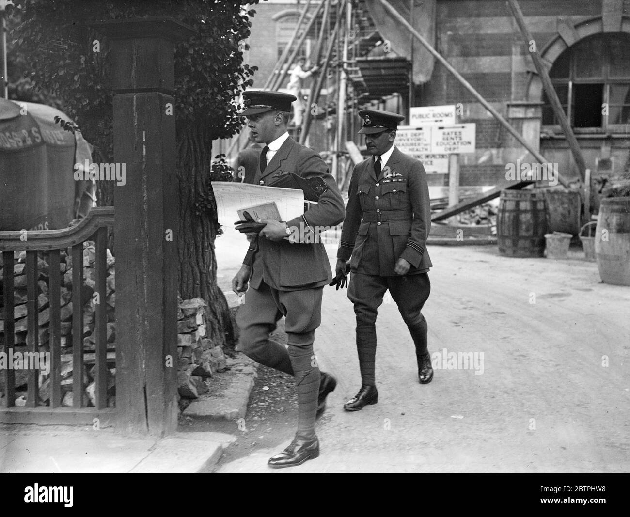 Enquête de Seigneur Knebworth . L'enquête sur Lord Kenbworth , MP , l'héritier du comte de Lytton qui , avec les artisans d'aviation Harrison , a été tué dans un accident dans un RAF Hawker Hart à Hendon le 1er mai 1933 , a eu lieu à Hendon , Londres . Photos ; Lieutenant de vol E J Frogharty et Flying Office G R A Ellesmere ( portant des papiers ) arrivant pour l'enquête . 4 mai 1933 4 mai 1933 Banque D'Images