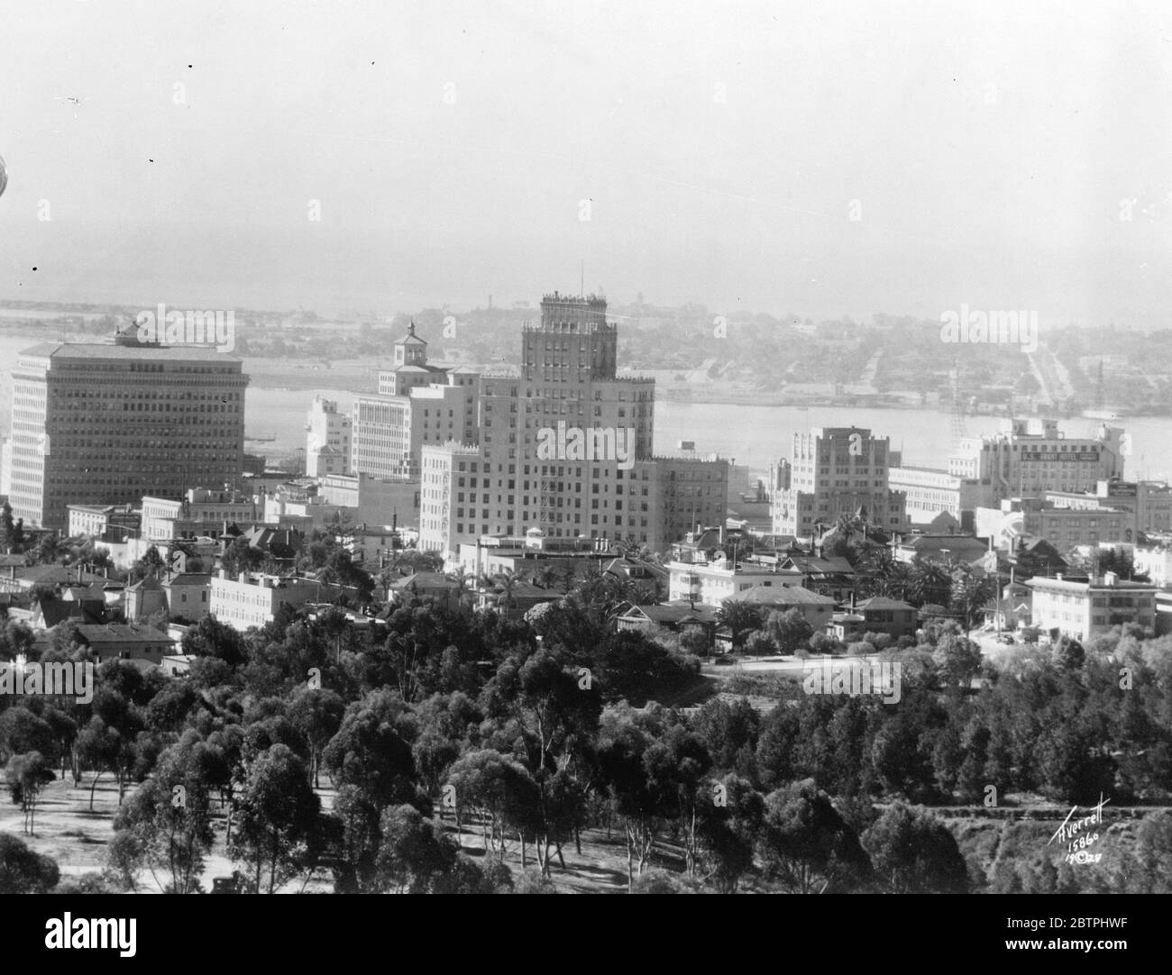 Séisme dévaste le sud de la Californie . Cinq cents personnes auraient été tuées dans un tremblement de terre qui a secoué le sud de la Californie . San Diego , long Beach , Los Angeles , et San Pedro ont été dévastés . Des milliers ont été blessés . Une vue de San Diego , qui a été gravement endommagée lors du tremblement de terre californien . 11 mars 1933 Banque D'Images
