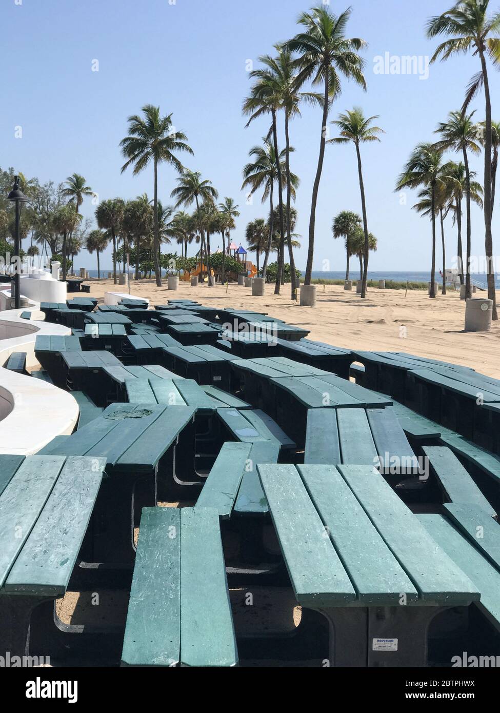 Tables de pique-nique empilées sur Florida Beach fermées en raison de Covid Banque D'Images