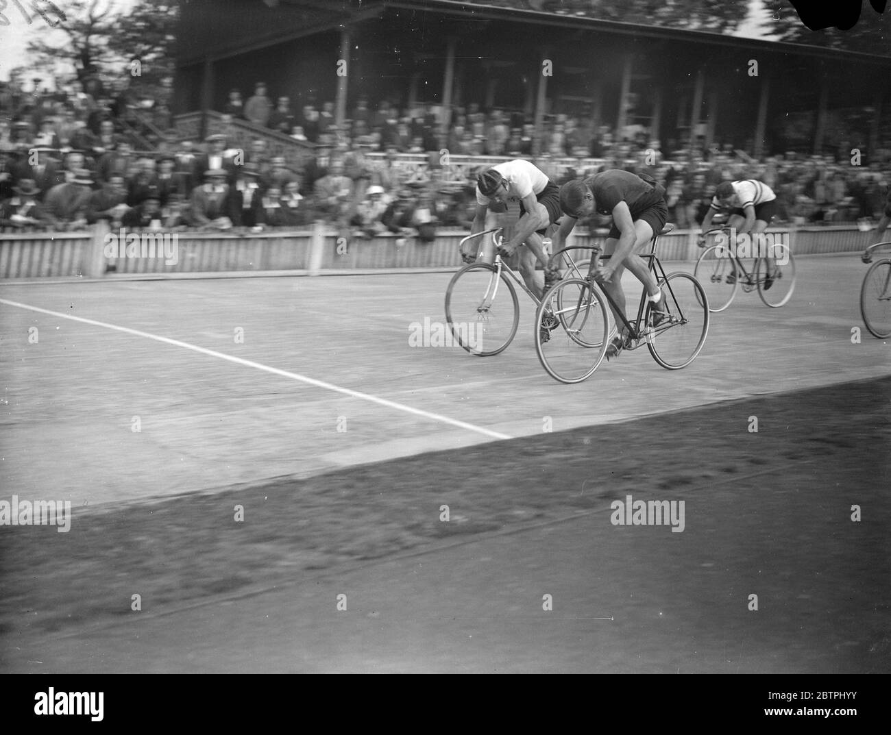 Victoires par un pneu . Une rencontre internationale de course cycliste à laquelle ont participé des concurrents d'Allemagne , de France et de Suisse , s'est tenue sur le circuit de Herne Hill , à Londres . Photos ; Charles Rampelberg , le champion français ( le plus éloigné de la caméra ) juste devant Dennis Horn d'Angleterre en une fin rapprochée , dans le match international . 19 août 1933 Banque D'Images