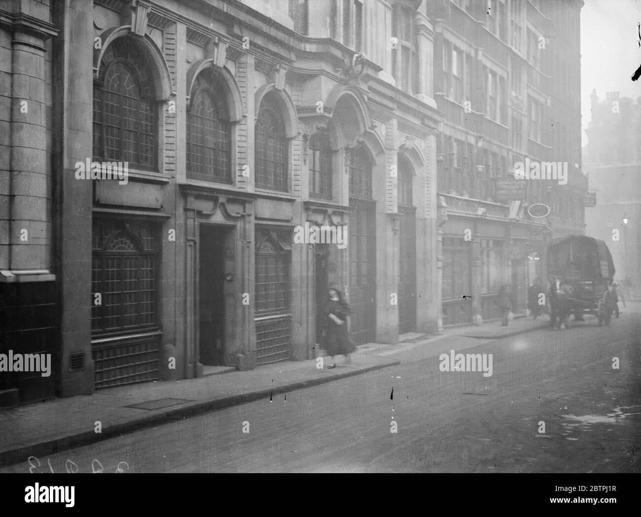 Chef du corps de sauvetage arrêté . Le capitaine Brymour Eric Miles , M C , chef du corps de sauvetage de Londres , a été arrêté dans son bureau . Il a été ensuite rémandaté lorsqu'il a comparu devant le tribunal de police de la rue Bow . L'affaire est la suite du procès de tir de Leopold Harris . Photos , le siège du corps de récupération à Watling Street , Londres , Captain Miles a été arrêté dans son bureau dans le bâtiment . 20 novembre 1933 Banque D'Images