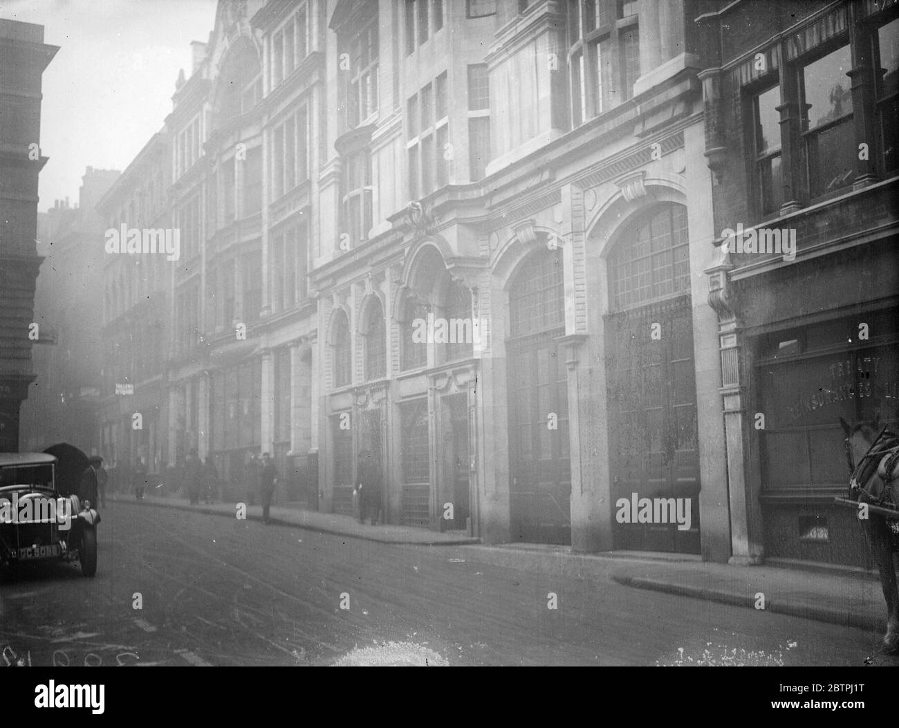 Chef du corps de sauvetage arrêté . Le capitaine Brymour Eric Miles , M C , chef du corps de sauvetage de Londres , a été arrêté dans son bureau . Il a été ensuite rémandaté lorsqu'il a comparu devant le tribunal de police de la rue Bow . L'affaire est la suite du procès de tir de Leopold Harris . Photos , le siège du corps de récupération à Watling Street , Londres , Captain Miles a été arrêté dans son bureau dans le bâtiment . 20 novembre 1933 Banque D'Images