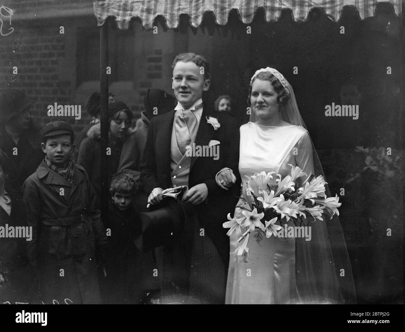 Mariée et marié souriants. M. H MILMO (plus tard Sir Helenus Patrick Joseph MILMO ) et Mlle J Morley se sont mariés à l'église St Mary's , les jardins de Cadogan , Londres . Photos ; la mariée et le marié souriants . 20 décembre 1933 Banque D'Images