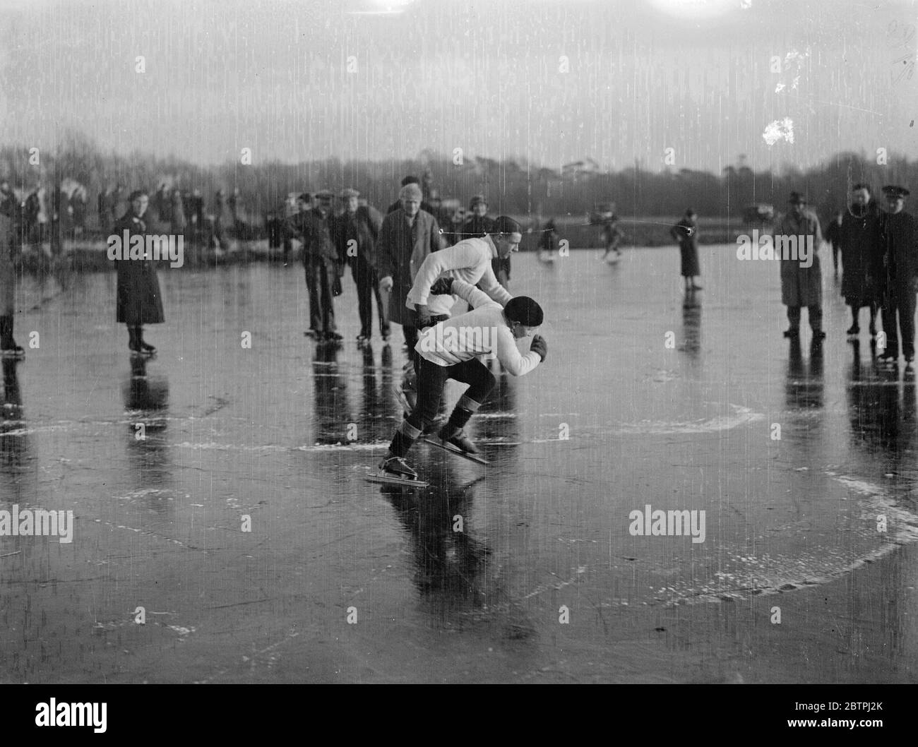 Championnats de patinage à Rickmansworth . Le championnat amateur de One Mile de Londres de la National Skating Association et le championnat britannique Quarter Mile se sont déroulées à Rickmansworth Aquadrome . Photos ; Bobby Redburn et F J Bennett au début d'une chaleur . 15 décembre 1933 Banque D'Images
