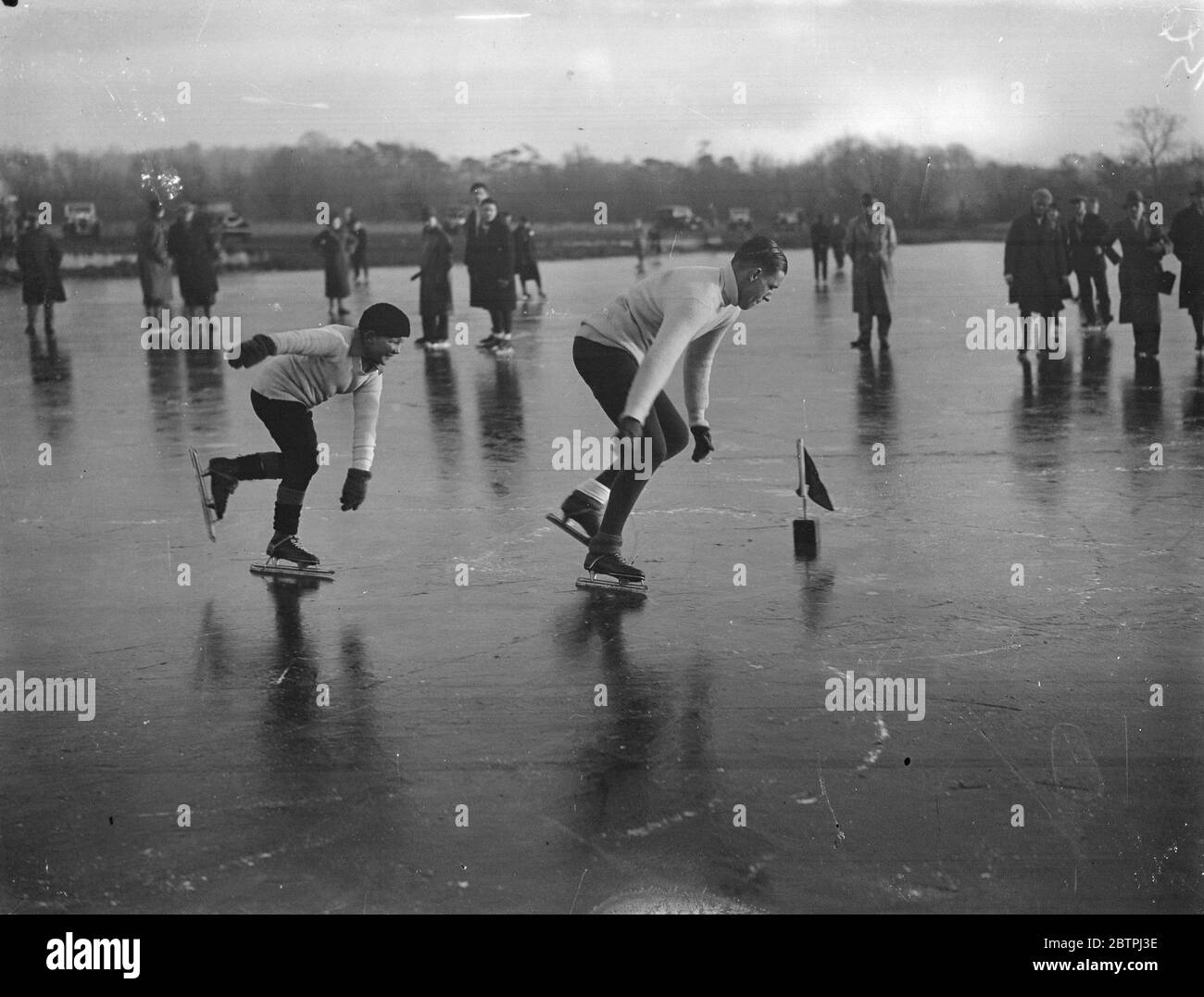 Championnats de patinage à Rickmansworth . Le championnat amateur de One Mile de Londres de la National Skating Association et le championnat britannique Quarter Mile se sont déroulées à Rickmansworth Aquadrome . Photos ; Bobby Redburn et F J Bennett au début d'une chaleur . 15 décembre 1933 Banque D'Images