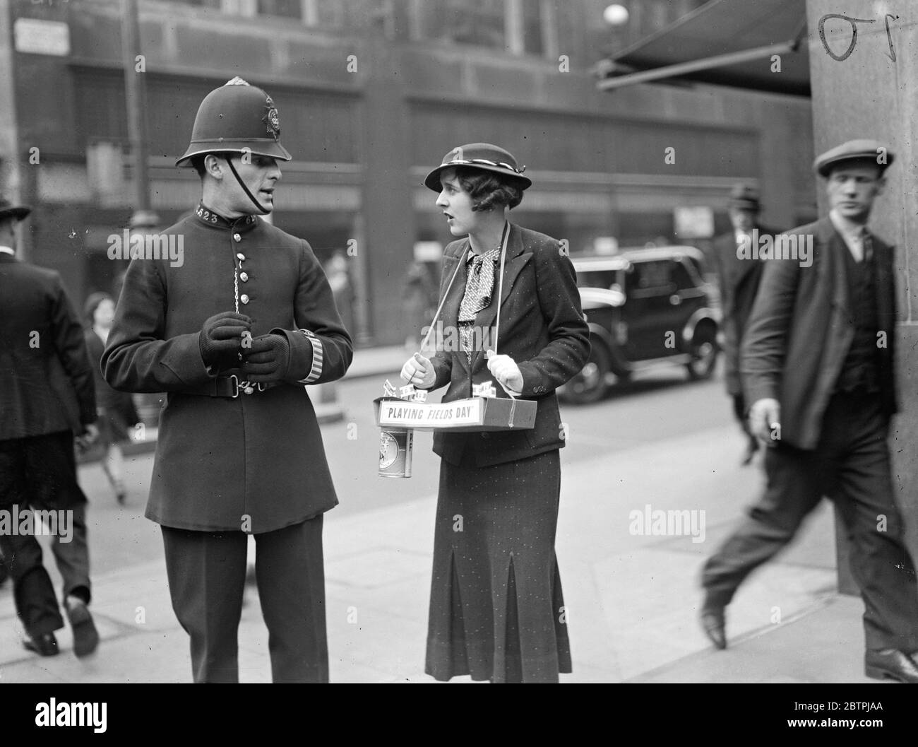 Bien abordé . Femme de l'ancien capitaine écossais de rugby , se rassemble sur ' jouant à Fields Day ' . ' Playing Fields Day ' un jour pour recueillir des fonds pour plus de terrains de jeu , a été célébré dans tout le Grand Londres . Beaucoup de femmes , célèbres dans les cercles théâtraux et de la Société , ont aidé dans les collections . Photos ; Mme A L Gracie , épouse de l'ancien capitaine écossais de rugby , ' s'attaquant ' à un policier à Oxford Street . 17 avril 1934 . 30s, 30s, 1930, 1930, 1930, trente, dix-neuf trente Banque D'Images