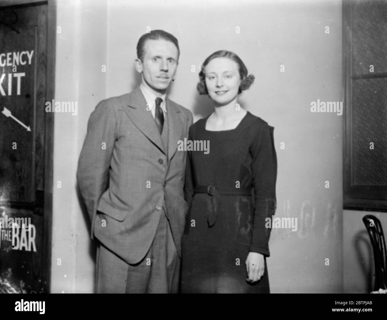 Acteur engagé à actrice . M. John Boxer , qui apparaît comme un maître dansant dans la pièce ' Escape Me Never ' au Théâtre Apollo de Londres s'est engagé auprès de Margot Macalister , qui est actuellement dans ' Richard de Bordeaux ' . Photos , M. John Boxer et Margot Macalister photographiés au Théâtre Apollo après l'annonce de leur engagement . 9 janvier 1934 30, 30, 30, 30, 30, 30, 30, 30, 30, 30 Banque D'Images
