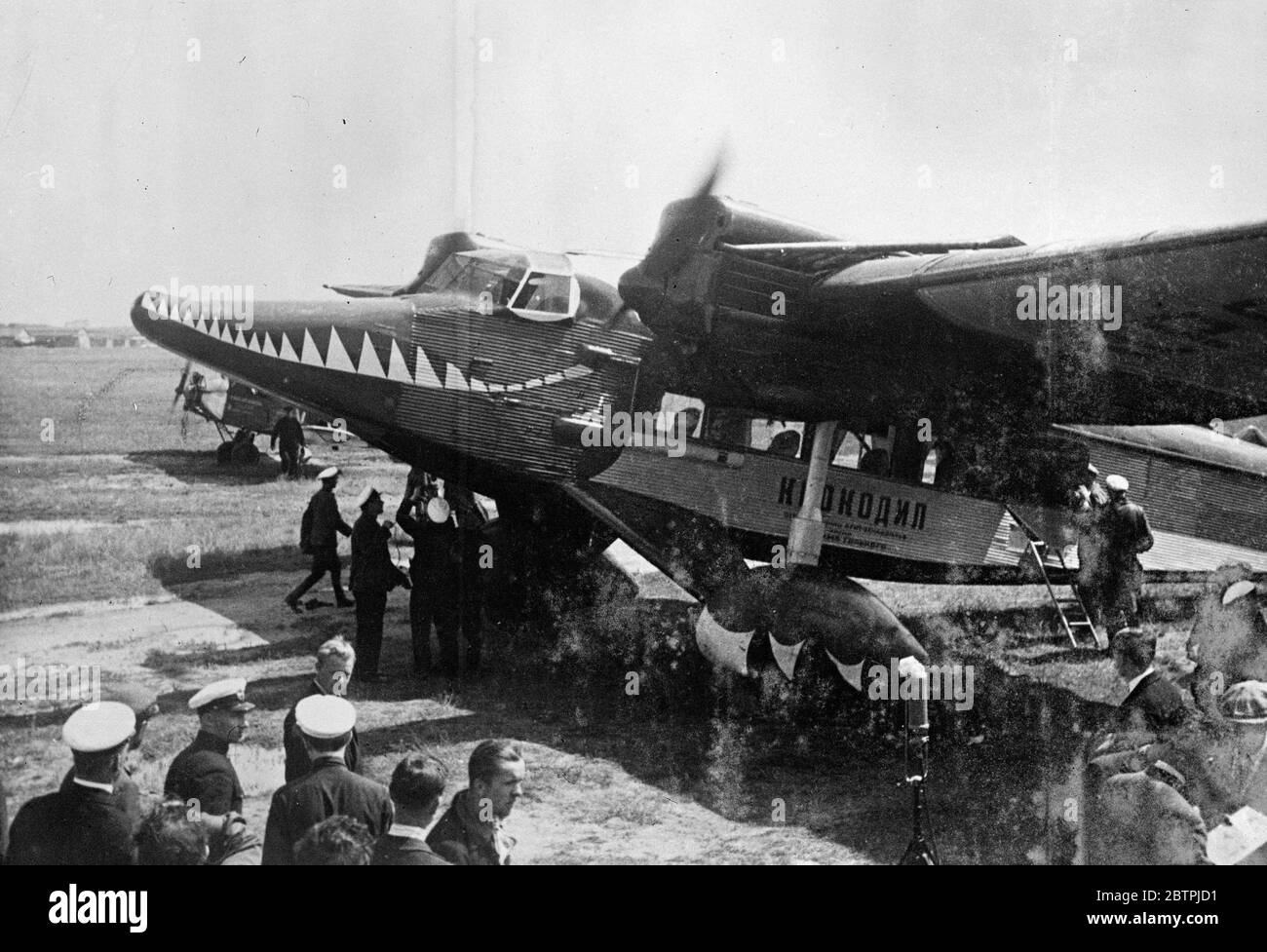 Le crocodile volant . L'avion crocodile sur le point de descendre de Moscou pour sa visite de l'Union soviétique . 26 juillet 1935 Banque D'Images
