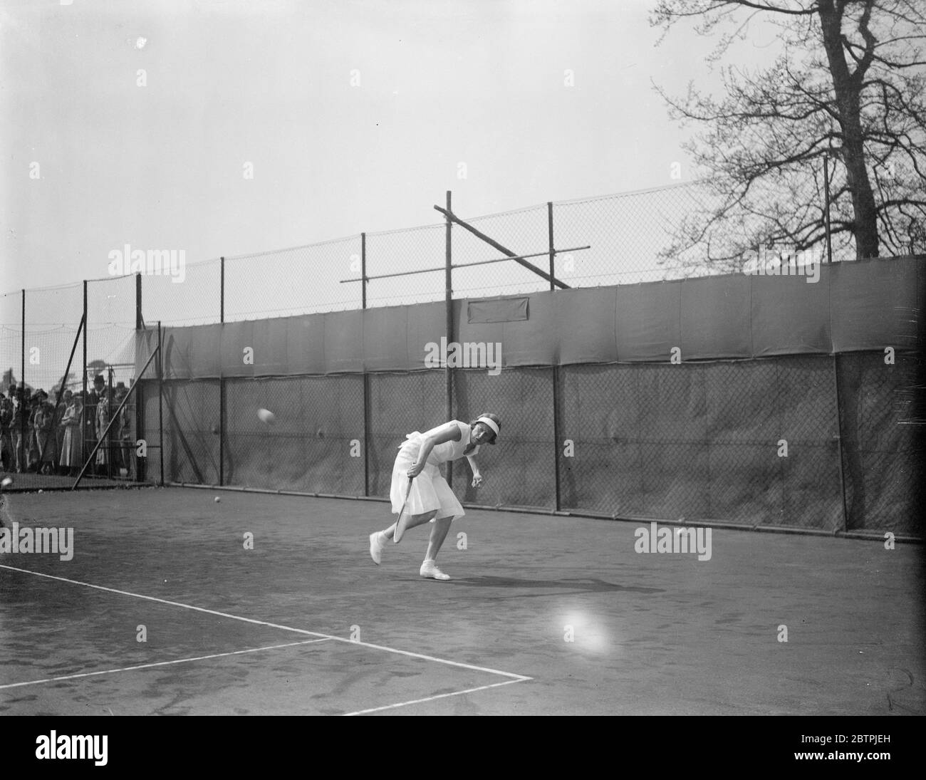 Tournoi de Bournmouth Hard court . Mme Fearnley Whittingstall en jeu contre Mme H C H Hopman dans le tournoi de tennis en terrain dur de Bournemouth . 30 avril 1934 Banque D'Images