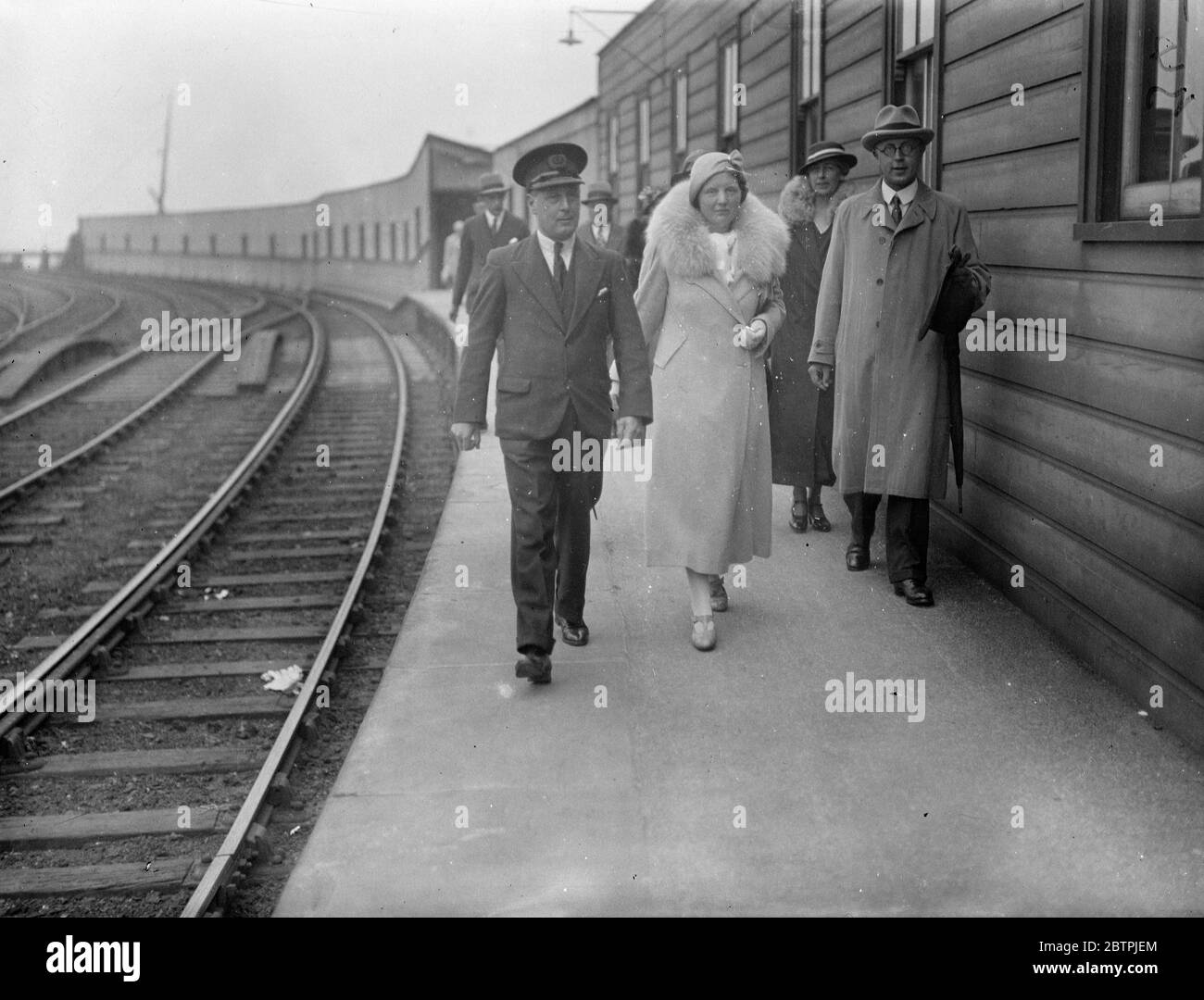 La princesse Juliana arrive . La princesse Juliana de Hollande est arrivée à Gravesend à bord du SS Batavier pour visiter son oncle , le comte d'Athlone . La princesse passera le week-end avec le roi et la reine à Windsor . Princesse Juliana sur le quai à Gravesend . 15 juin 1934 Banque D'Images