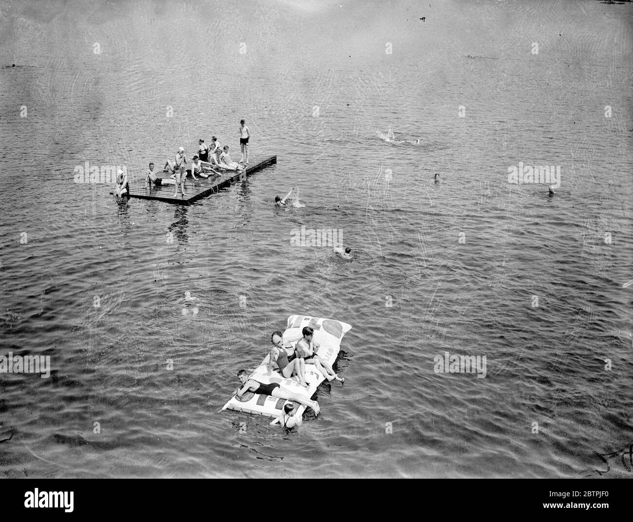 Bains de soleil à flot. Chaque étendue d'eau disponible a été utilisée par les Londoniens pour s'échapper de la chaleur du jour le plus chaud de l'année . Bains de soleil à l'aprèsdu lac d'Aquadrome à Rickmansworth , Hertfordshire , où des milliers de personnes ont passé le jour le plus chaud de l'année . 17 juin 1934 Banque D'Images
