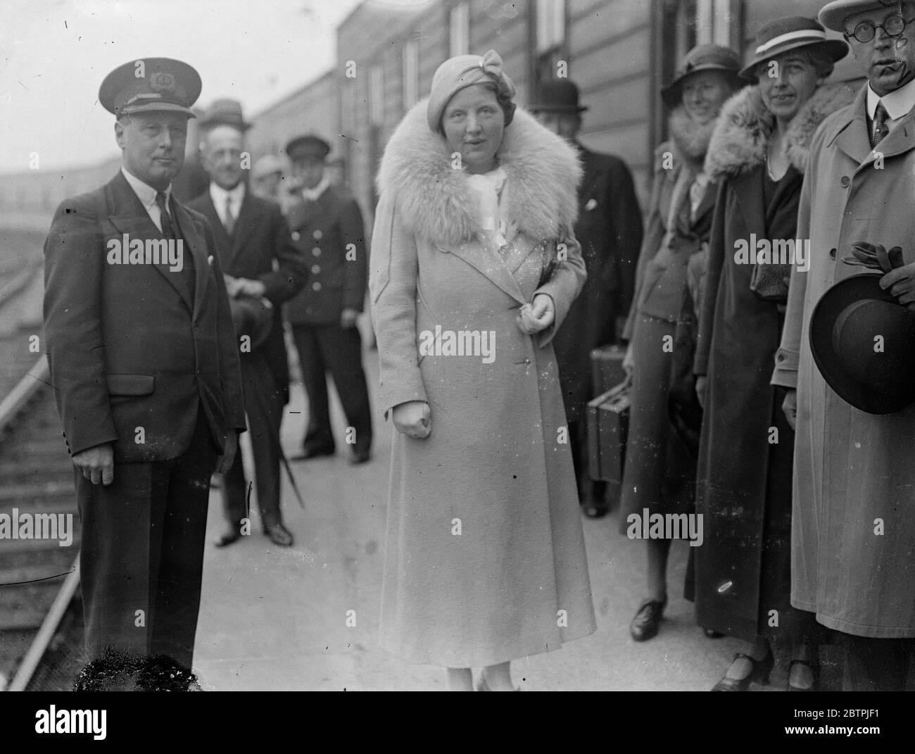 La princesse Juliana arrive . La princesse Juliana de Hollande est arrivée à Gravesend à bord du SS Batavier pour visiter son oncle , le comte d'Athlone . La princesse passera le week-end avec le roi et la reine à Windsor . Princesse Juliana sur le quai à Gravesend . 15 juin 1934 Banque D'Images