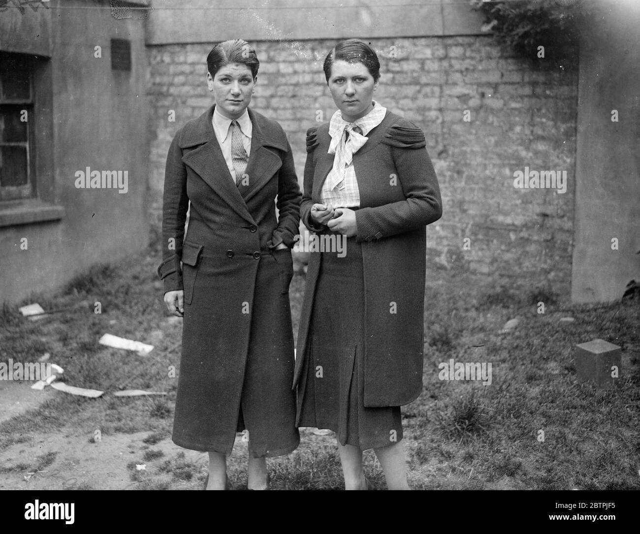 Trois femmes attaquées . Des femmes ont attaqué et blessé dans London Street . La police cherche un jeune homme qui aurait attaqué trois femmes à Adelaide Road , Chalk Farm . Une des femmes a été laissée inconsciente dans la chaussée avec des blessures graves à la tête et aux yeux . Les autres ont été meurtri et coupés sur la tête . Les femmes blessées , toutes soignées à l'hôpital , sont Miss E Bassett , Mrs L Marshall et Miss Phyllis Day , toutes sur Adelaide Road . Mlle Phyllis Day ( à gauche ) et Mlle Ena Bassett , victimes de l'attaque . 15 juin 1934 Banque D'Images