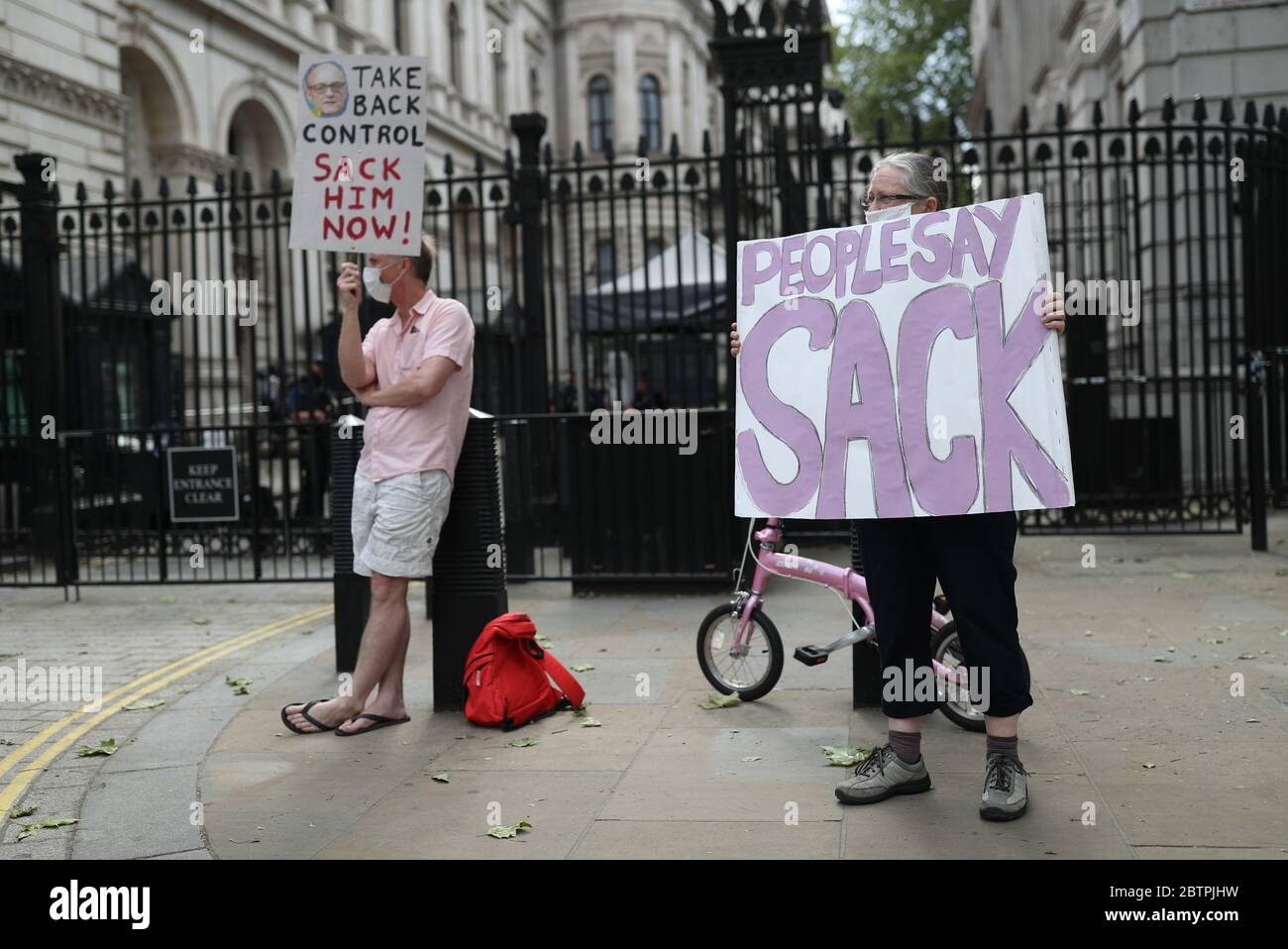 Des manifestants se trouvent à l'extérieur de Downing Street, Londres, tandis que la dispute sur le principal collaborateur du Premier ministre Boris Johnson, Dominic Cummings, poursuit son voyage à Durham. Banque D'Images