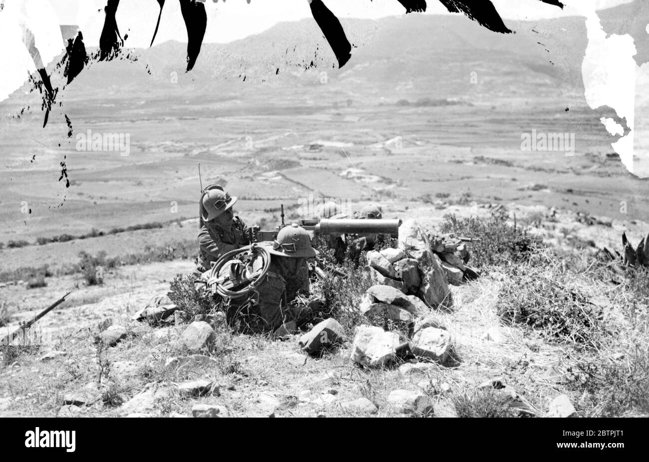 Les machines à canon couvrent l'avance . Une équipe italienne de mitrailleuses aidant les chars ( vu en arrière-plan ) à couvrir l'avance de l'infanterie dans les collines de la zone de guerre du nord près de Makale . 25 octobre 1935 Banque D'Images