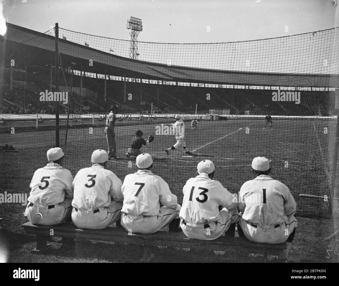 Points de surveillance . Premier match de baseball de championnat à White City . Le premier d'une série de matchs de baseball organisés de championnat a eu lieu entre des équipes représentatives de Londres et d'Oxford au stade White City, Shepherds Bush , Londres . Spectacles photo , joueurs de Londres se concentrant sur le jeu à White City . 11 août 1935 Banque D'Images