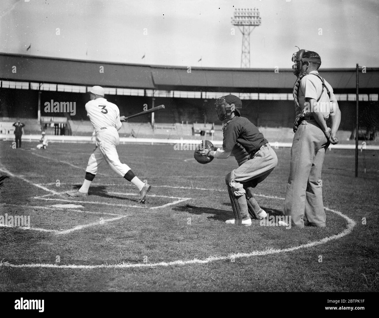 Points de surveillance . Premier match de baseball de championnat à White City . Le premier d'une série de matchs de baseball organisés de championnat a eu lieu entre des équipes représentatives de Londres et d'Oxford au stade White City, Shepherds Bush , Londres . Spectacles photo , joueurs de Londres se concentrant sur le jeu à White City . 11 août 1935 Banque D'Images
