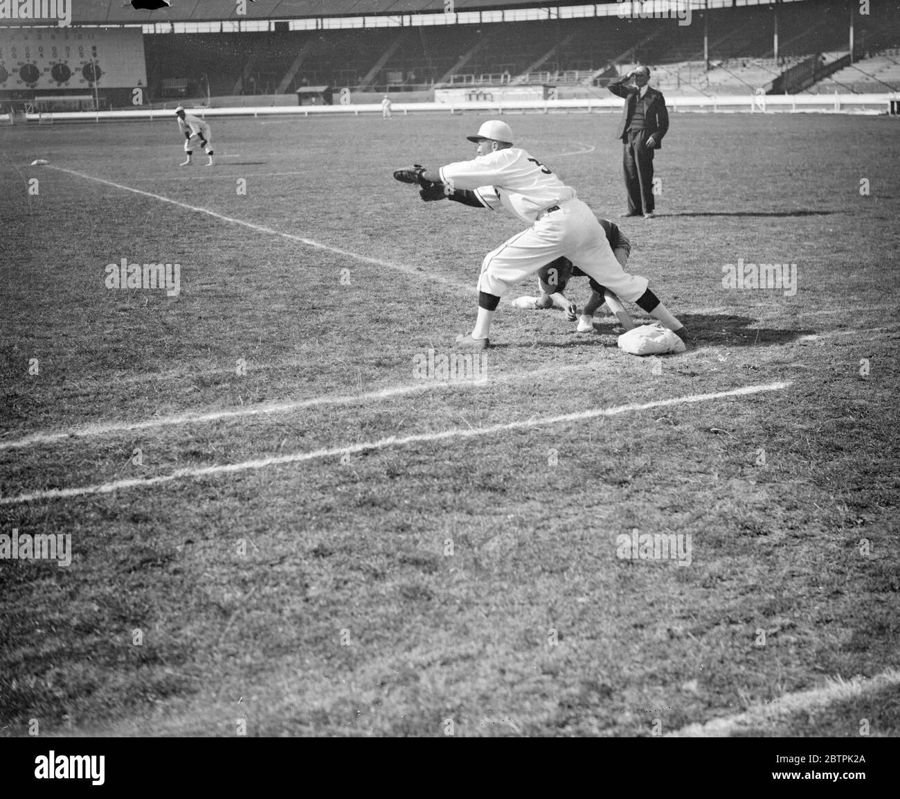 Points de surveillance . Premier match de baseball de championnat à White City . Le premier d'une série de matchs de baseball organisés de championnat a eu lieu entre des équipes représentatives de Londres et d'Oxford au stade White City, Shepherds Bush , Londres . Spectacles photo , joueurs de Londres se concentrant sur le jeu à White City . 11 août 1935 Banque D'Images