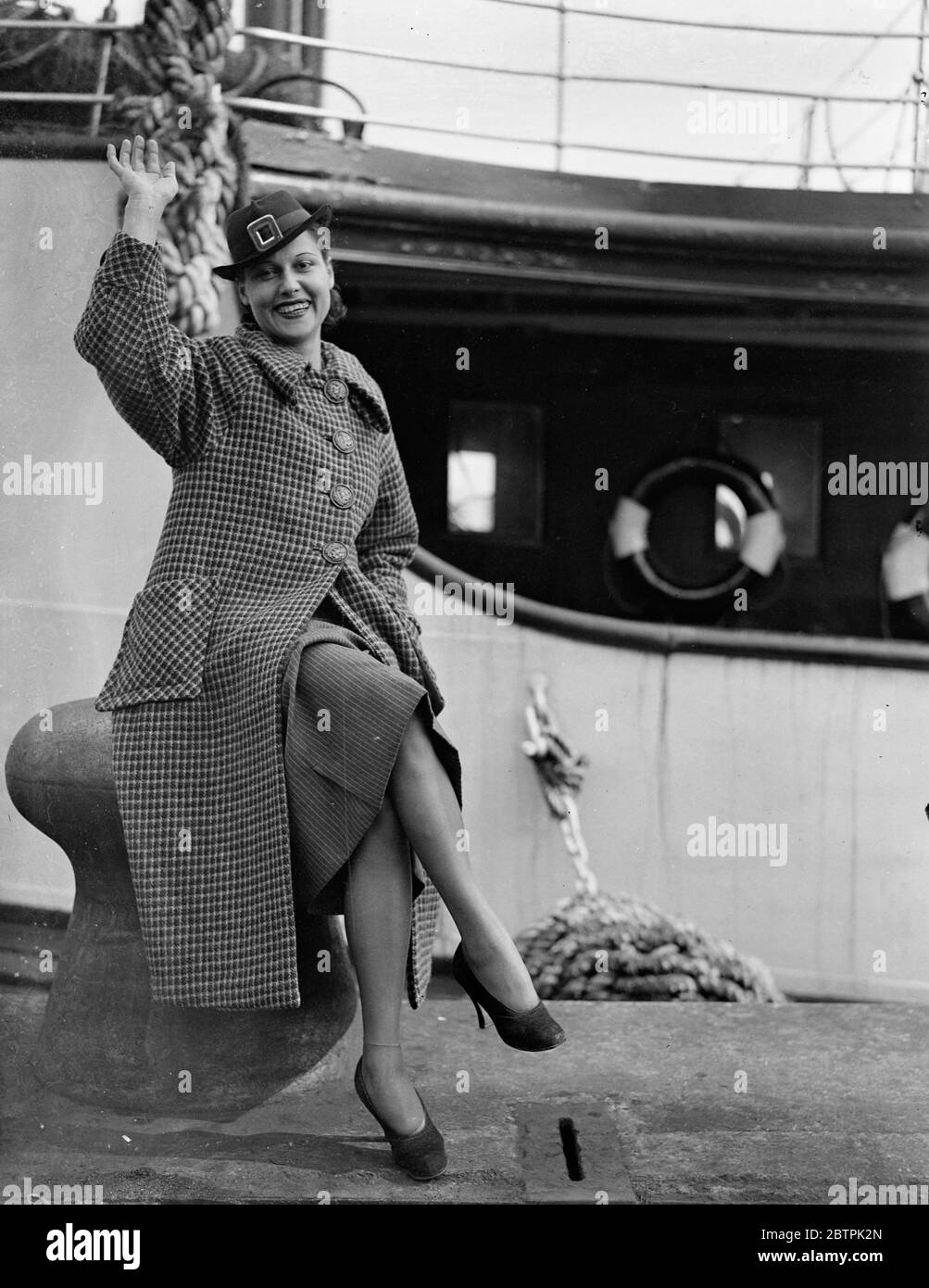 American Blues Singer ici . Mlle Carolyn Marsh , la chanteuse de blues américaine , est arrivée à Southampton à bord de Brême en provenance des États-Unis, accompagnée de son mari, M. Jose E Nieto . Photos , Mlle Carolyn Marsh à l'arrivée à Southampton . 10 mars 1936 Banque D'Images
