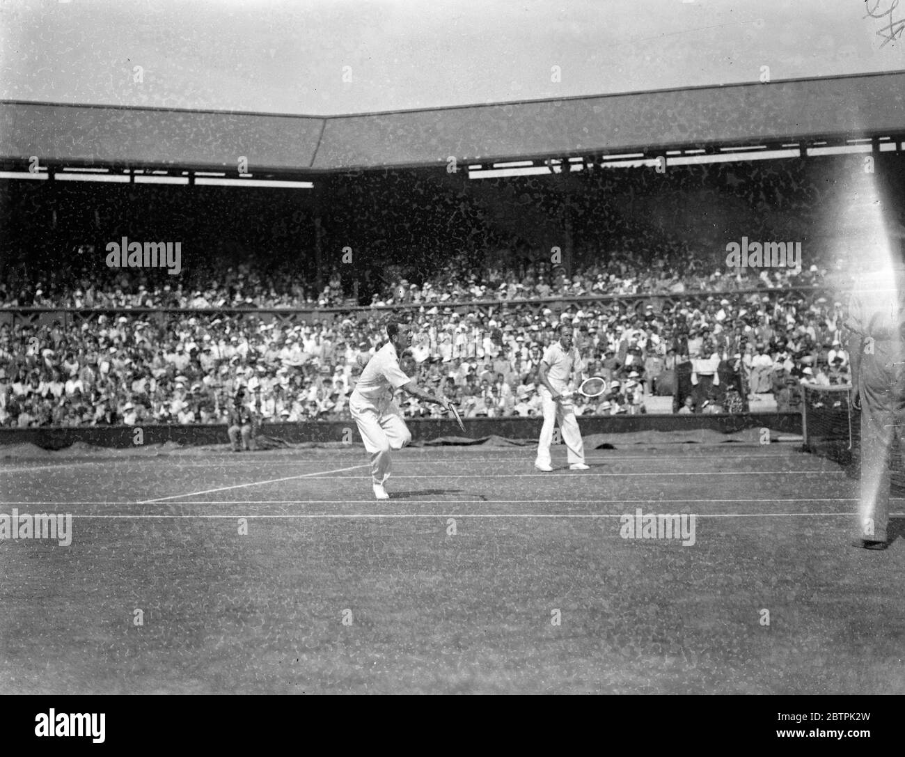 Double la finale à Wimbledon . Jack Crawford , Adrian Quist, d'Australie, a battu la paire des États-Unis Wilmer Allison et John Van Ryn . Photos de Wilmer Allison et John Van Ryn en jeu . 6 juillet 1935 Banque D'Images