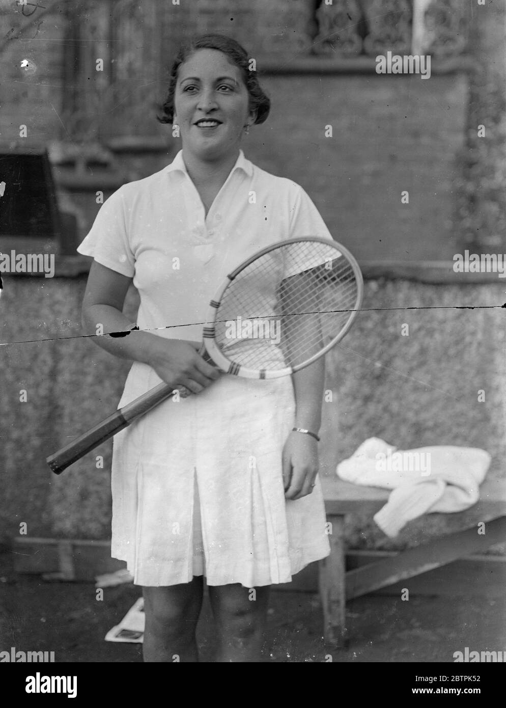 Chat avec des ambitions de tennis . Balle de Senorita Lizana . Senorita Anita Lizana jouant avec un chat tabby qui a insisté pour poursuivre son bal quand elle a pratiqué à son hôtel à Putney . 30 mars 1935 Banque D'Images