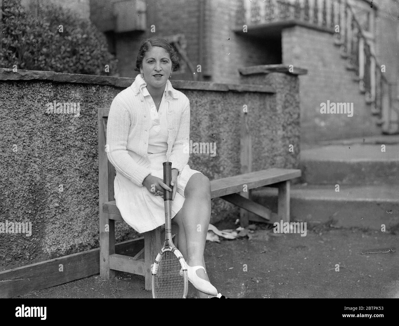 Chat avec des ambitions de tennis . Balle de Senorita Lizana . Senorita Anita Lizana jouant avec un chat tabby qui a insisté pour poursuivre son bal quand elle a pratiqué à son hôtel à Putney . 30 mars 1935 Banque D'Images