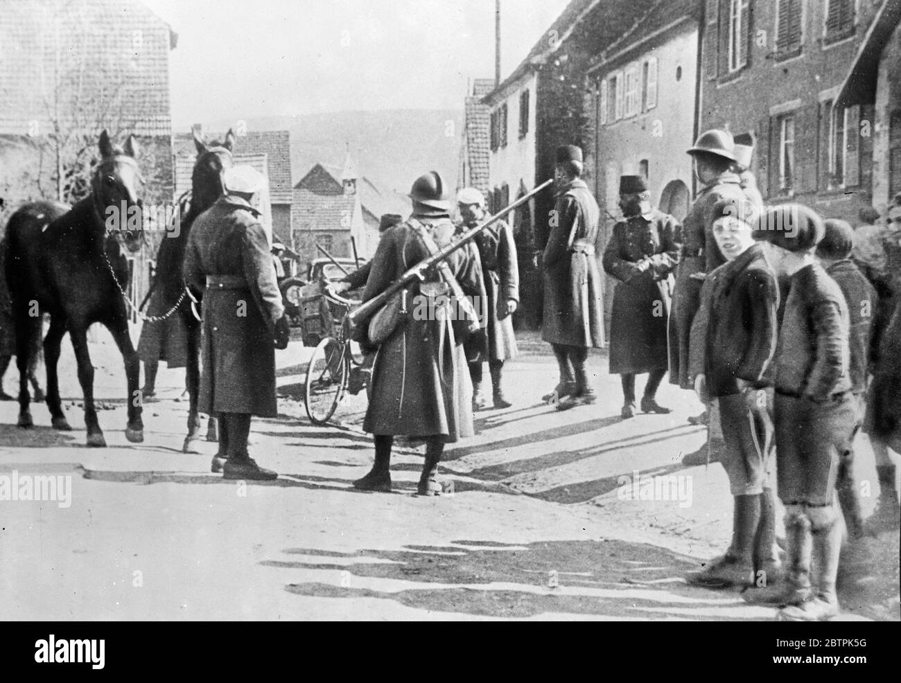 France ' s Guardians . La France place les troupes marocaines sur la frontière allemande . De grands projets de troupes originaires du Maroc ont été stationnés sur la frontière franco-allemande dans le district de Strasbourg dans le cadre des précautions prises par la France à la suite de la réoccupation de la Rhénanie . Expositions de photos , troupes marocaines recevant des instructions d'officiers français à Strasbourg . 12 mars 1936 Banque D'Images