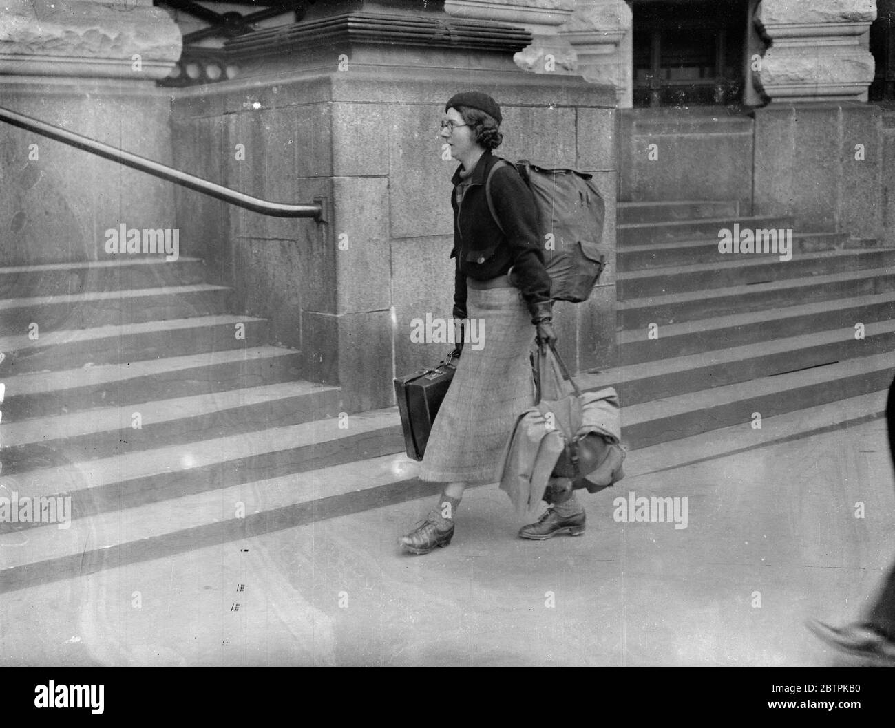 Pâques pesantes . Waterloo , Victoria et la gare principale ont été remplies de milliers de vacanciers aujourd'hui ( Vendredi Saint ) sur le voyage de Londres à la côte. Des spectacles de photos , une jeune randonneur , préparée pour chaque urgence , à la gare de Waterloo , à son départ pour sa randonnée de Pâques . 10 avril 1936 Banque D'Images