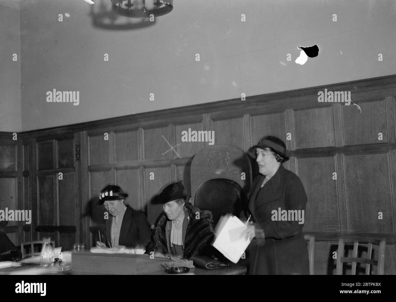 Demandes électorales de voix de femmes . Mlle Barry de la Société sociale et politique de St Joan , s'adressant à la conférence . Mlle F A Underwood , la secrétaire de la Ligue pour la liberté des femmes est à gauche , avec Mme Corbett Ashby ( au centre ) . 25 octobre 1935 Banque D'Images