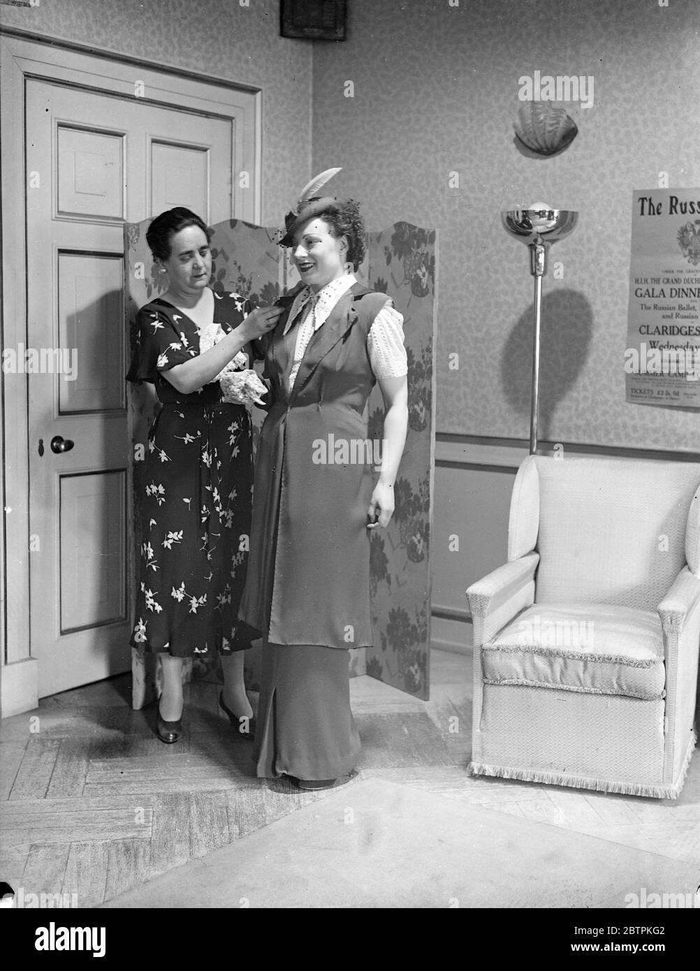 Diana Napiers . Diana Napier a sa robe de mariage. Mlle Diana Napier , la actrice anglaise de cinéma et de scène , qui doit épouser Herr Richard Tanber , le ténor , est allée à ses couturiers du West End pour faire installer son ensemble de mariage . Le mariage doit avoir lieu demain ( samedi ) dans un bureau de Londres . Photos , Mlle Diana Napier ayant son ensemble de mariage installé . 19 juin 1936 Banque D'Images