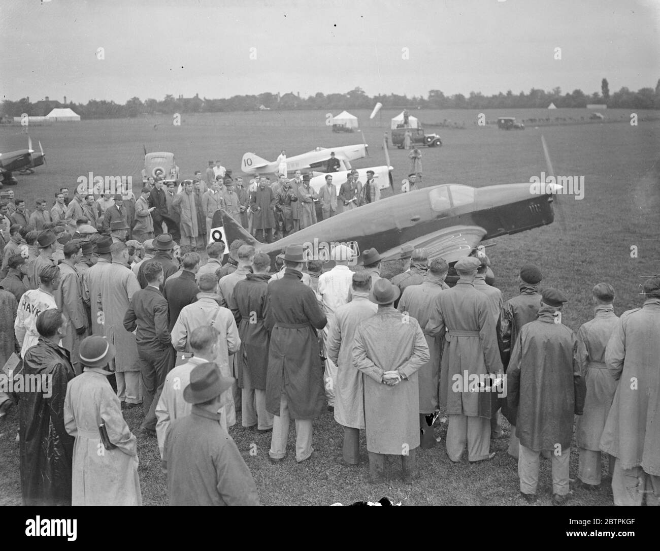 L'avion de Lord Wakefield commence dans la course aérienne de King ' s Cup . La course aérienne de la coupe du Roi a commencé à l'aérodrome de Hatfield . Il y a 28 entrées . Le premier des deux jours du concours prend la forme de l'élimination dans une course sur deux circuits d'un cours de 612 milles , faisant 1 , 224 milles en tout . Cinquante pour cent des démarreurs de chacun des trois groupes d'aéronefs passent dans la finale . Derniers spectacles, Lord Wakefield ' s T K2 piloté par R J Waight Starting . 10 juillet 1936 Banque D'Images