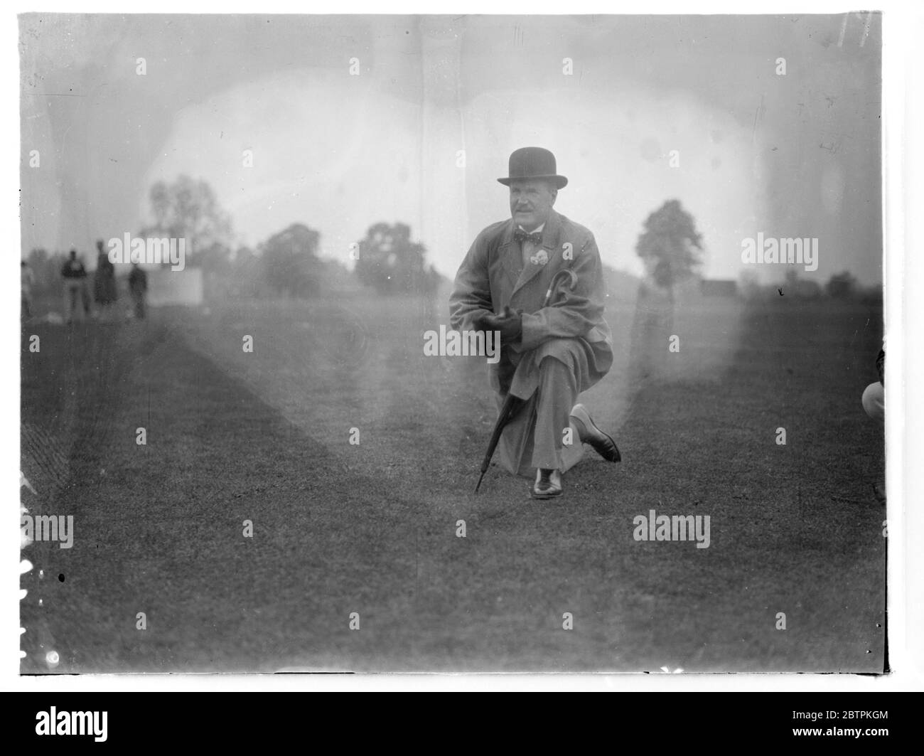 Sir Percy concentre le colonel Sir Percy Laurie a été un spectateur engrosé au concours de charité de la ville et des hôpitaux qui s'est tenu sur le terrain de l'association d'athlétisme de la police métropolitaine à Imber court , East Molesey photos montre le colonel Sir Percy Laurie observant la course avec l'attention de la partie . 23 mai 1936 Banque D'Images