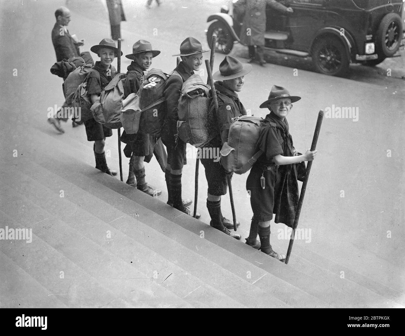 Au camp Whitsun. Les Londoniens se déversent sur la côte et le pays pour passer Whitsuntide dans l'air frais . Photos spectacles , scouts portant des sacs de knap sur leur chemin à l'entraînement à Waterloo . 30 mai 1936 Banque D'Images