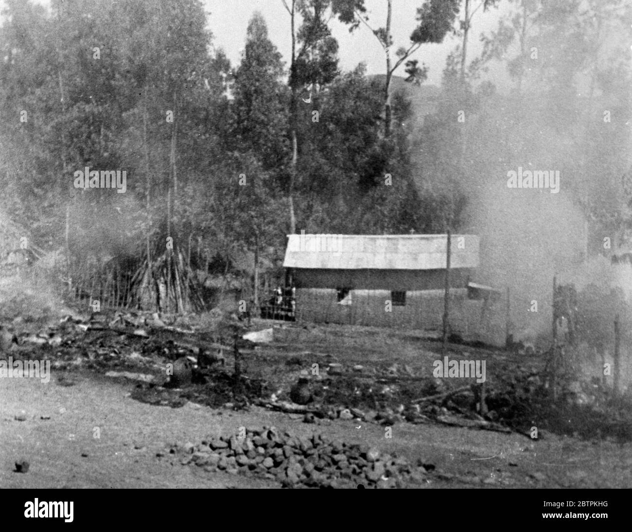 Bombardement de Dessye . Les ruines brûlantes d'un coin de l'hôpital américain après le raid aérien . 16 décembre 1935 Banque D'Images