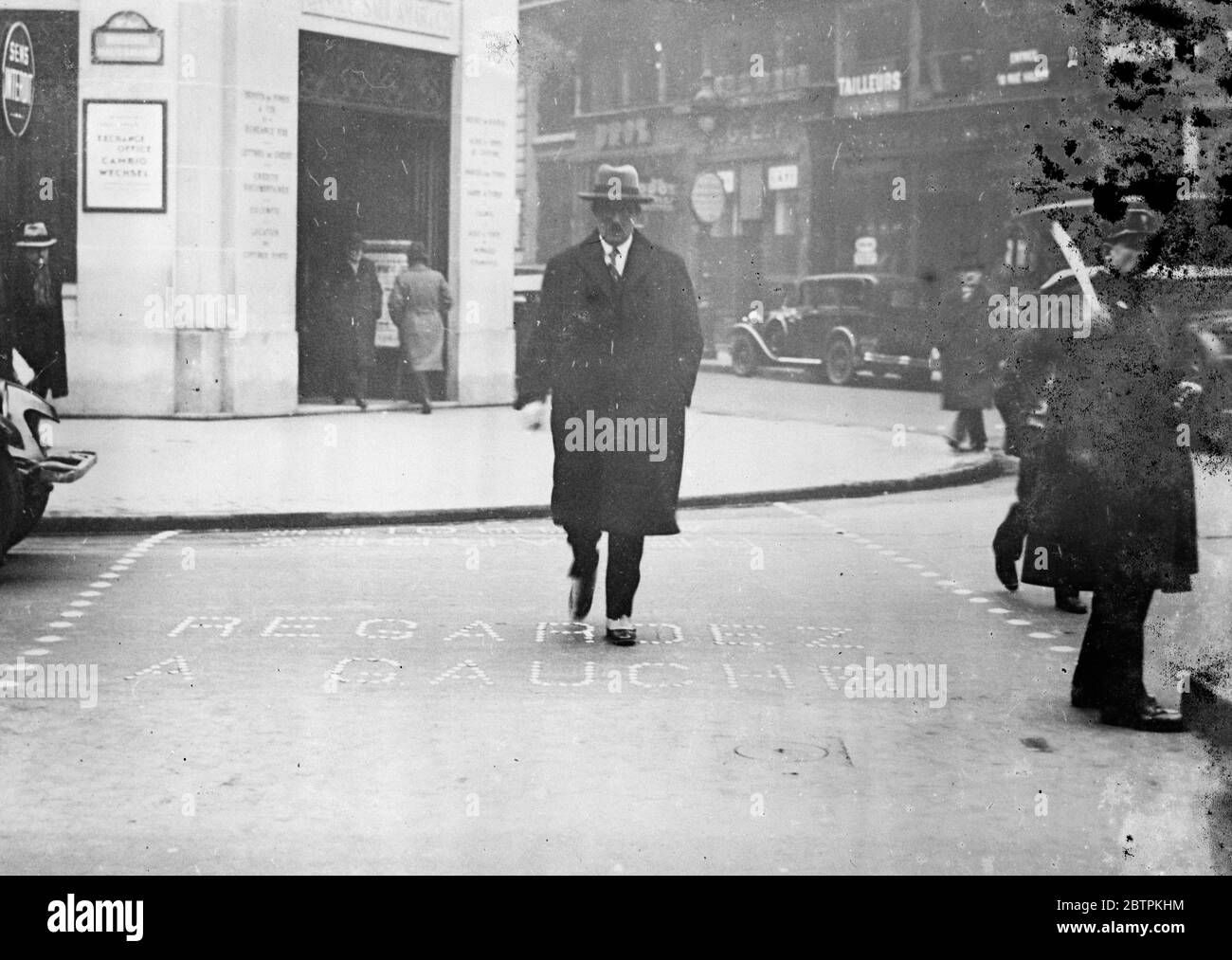 La police française conduit le trafic . 1935 Banque D'Images