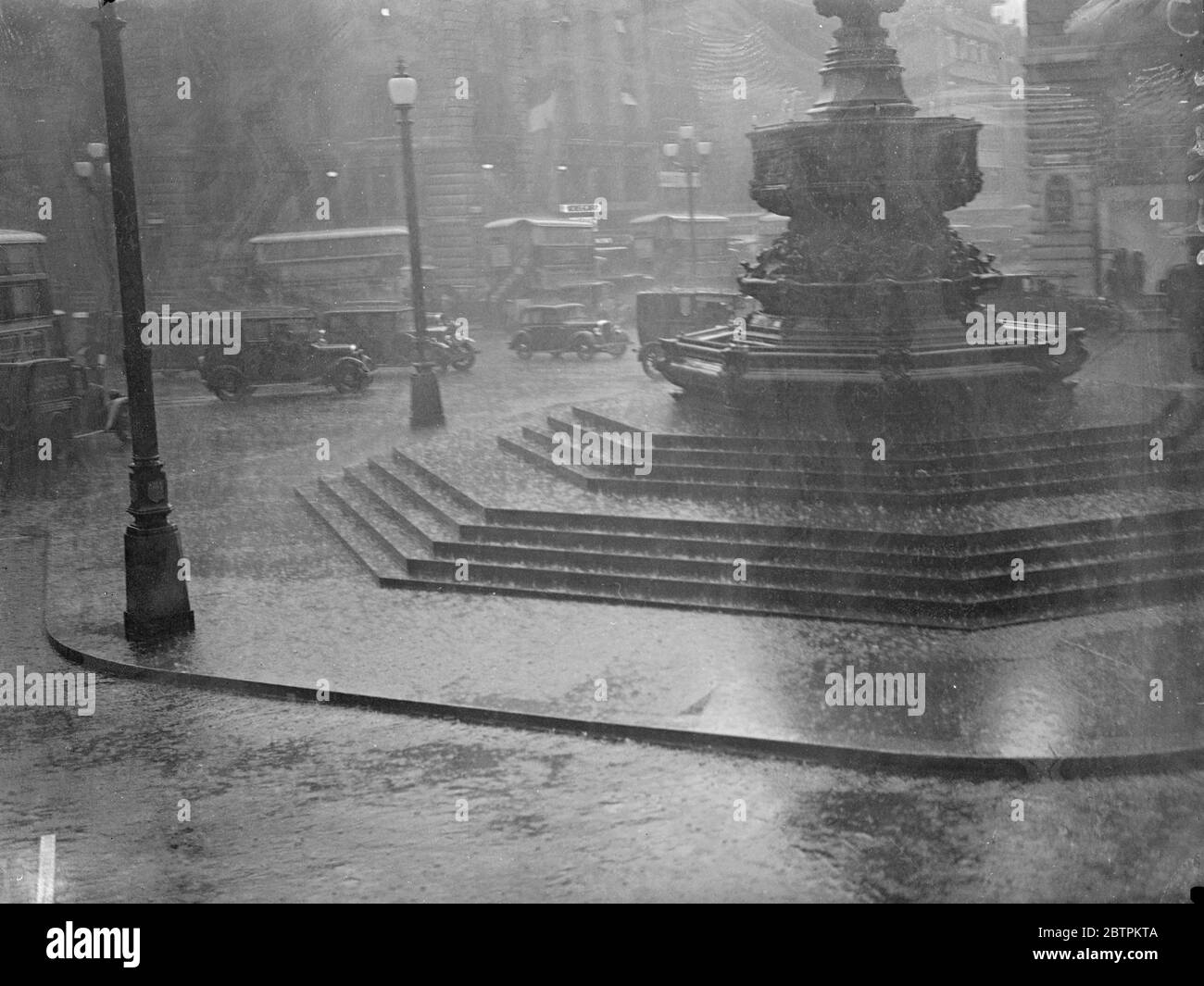 Les Londoniens délurés de Londres furent envoyés à l'abri de la pluie qui s'enferra dans des torrents . Photos : UNE scène de Piccadilly pendant la pluie . 9 juillet 1936 Banque D'Images