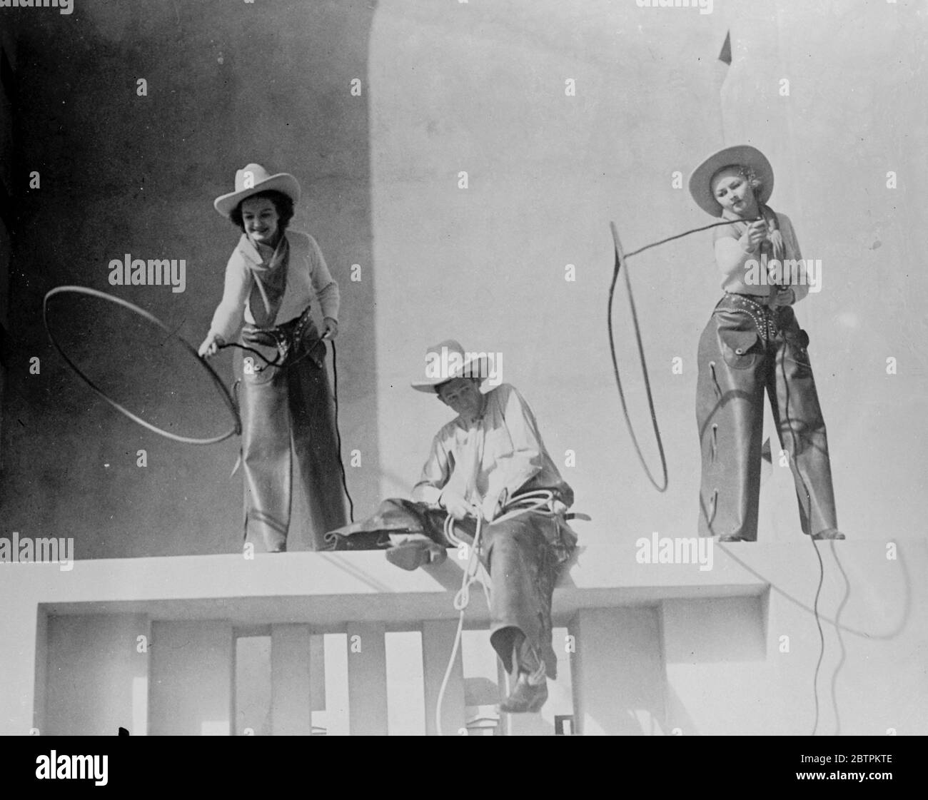 Spires de sortie . Les filles du Texas se préparent à l'exposition Century . Cinquante filles , tirées de chaque partie de l'État , sont formées à Dallas comme des hôtesses pour l'exposition du centenaire du Texas qui est ouverte en juin dans le cadre des célébrations marquant le centenaire de l'émancipation de l'État . Photos , deux des filles donnent une exposition de corde tournant en préparation de corde tournant en préparation à l'exposition à Dallas . Avril 1936 Banque D'Images