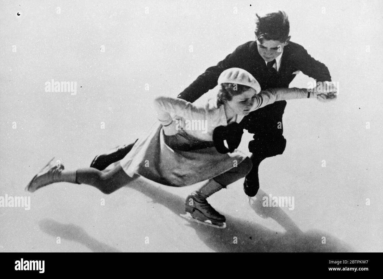 Étirement de leurs jambes . Frère et sœur pour les Jeux Olympiques . Frère et sœur représenteront l'Autriche lors de la compétition de patinage en double des Jeux Olympiques de 1936 à Garmisch Partenkirchen . Ils sont Frauléin Ilse Pausin et son frère Erich Pausin . Photos , Ilse et Erich Pausin pratiquant sur la glace . 6 janvier 1936 Banque D'Images