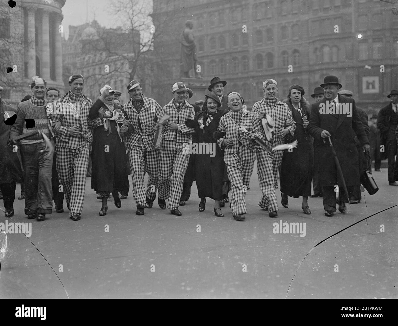 Sheffield vient à Londres . Des milliers de supporters de la Sheffield United Cup final visitent Londres avant de rejoindre Wembley pour le grand match . Photos , une ligne de Sheffield Supporters à Trafalgar Square . 25 avril 1936 Banque D'Images