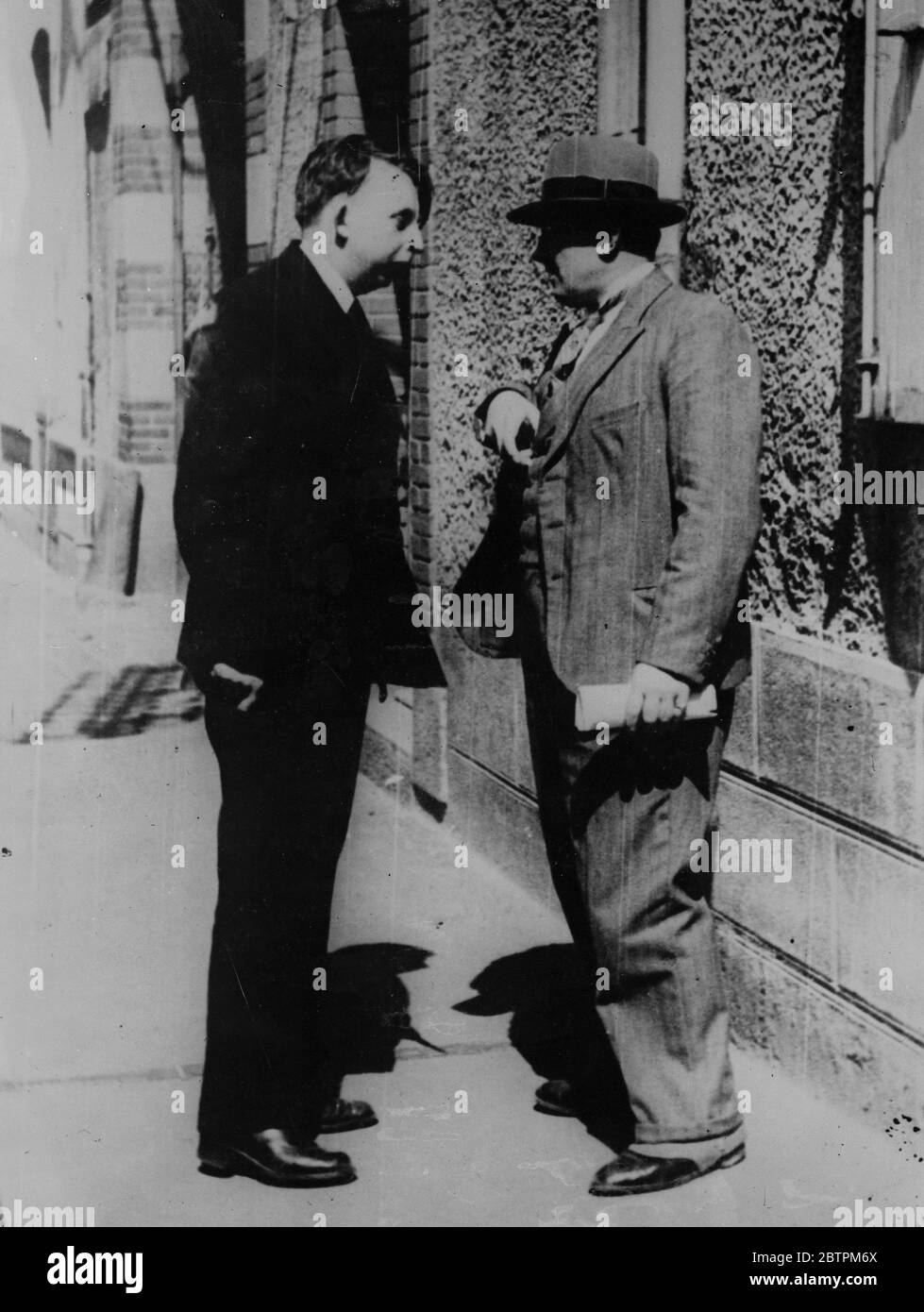 Essai Loch en Goidel . Michel Henriot ( à gauche ) pendant l'interrogatoire de police . 1935 Banque D'Images