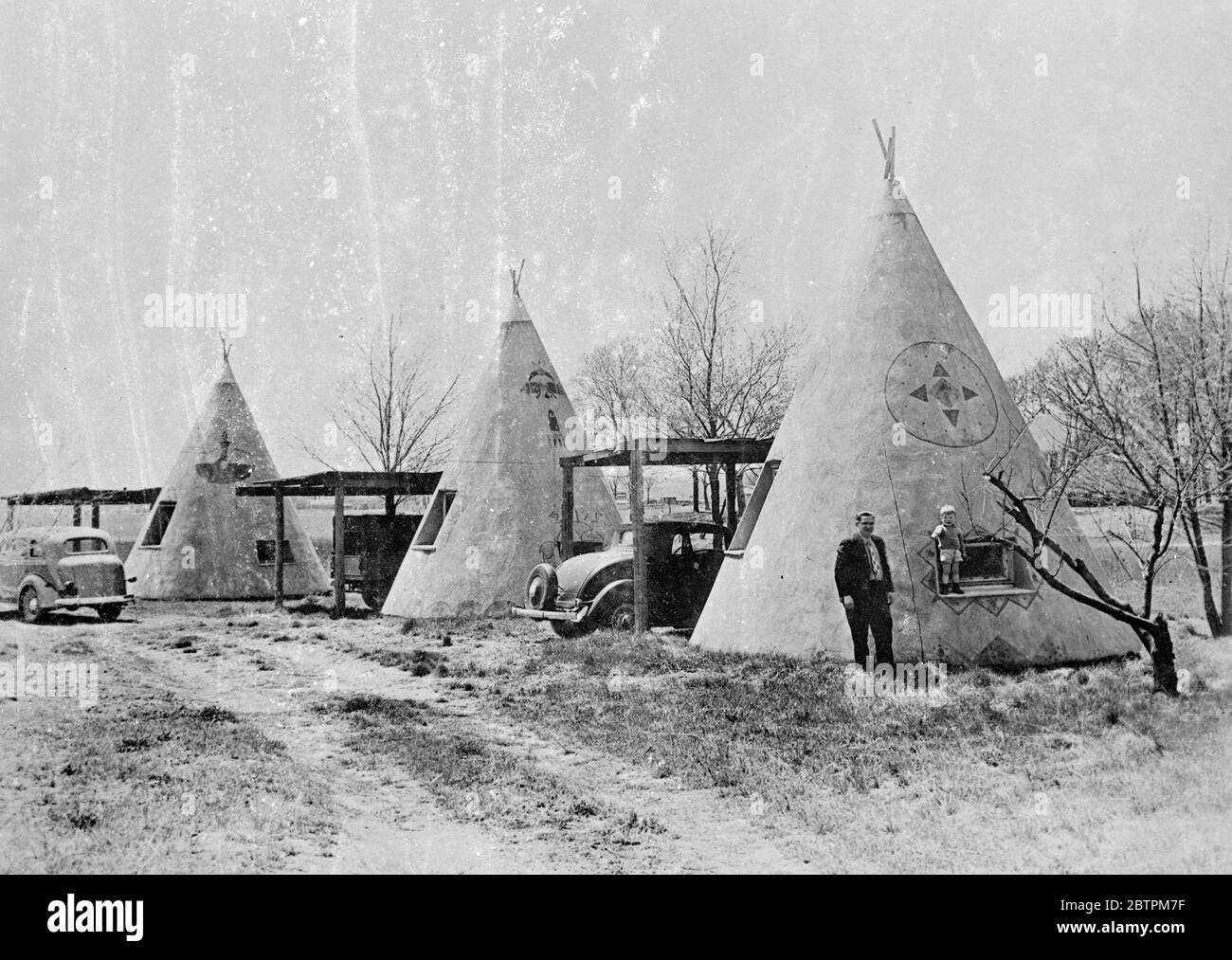 Retour aux jours indiens . Camp unique avec tout le confort pour les vacanciers . La tipie indienne a été copiée pour les camps de turist établis près de Lawrence , Kansas , USA . Mais les tentes des vacanciers sont très différentes du style ancien de la maison portable des Indiens . Chaque tipi a de l'eau chaude et froide, des cartes routières , un poêle à cuisiner , des ventilateurs électriques , des journaux et toutes les autres commodités modernes . Photos : le nouveau type de camp touristique avec tepee , Neer Lawrence , Kansas. [ 1936 ] Banque D'Images