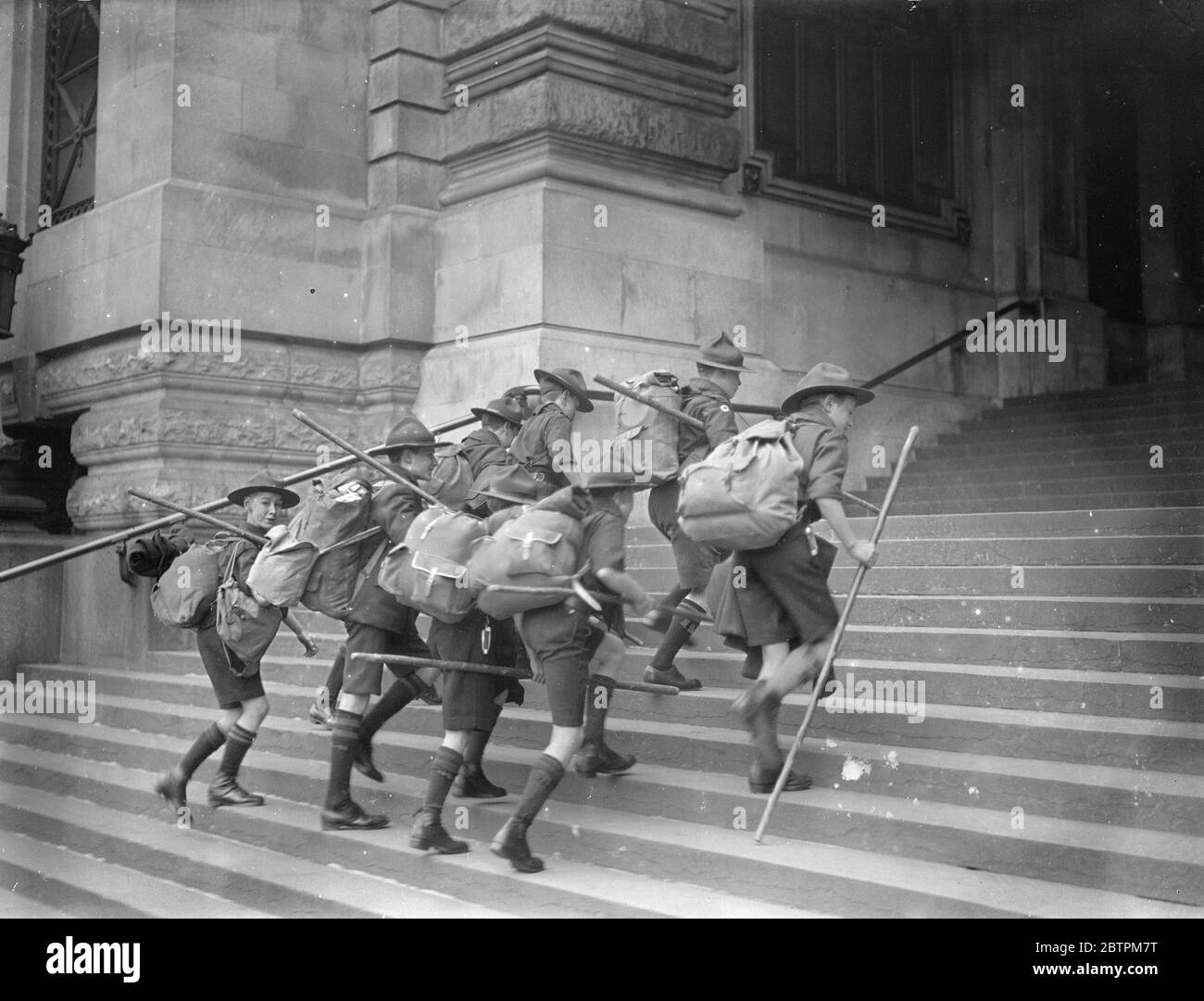 Au camp Whitsun. Les Londoniens se déversent sur la côte et le pays pour passer Whitsuntide dans l'air frais . Photos spectacles , scouts portant des sacs de knap sur leur chemin à l'entraînement à Waterloo . 30 mai 1936 Banque D'Images