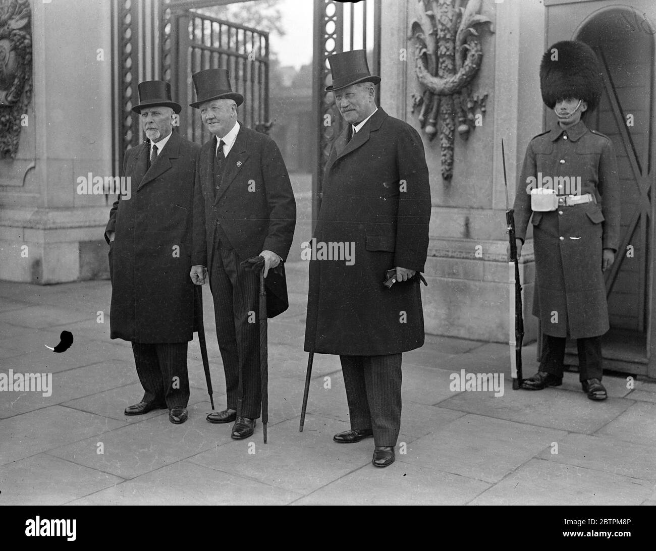 Les délégués étrangers à la Conférence de la Légion britannique reçus par le Roi , L'OMS , en tant que prince de Galles , a inauguré le mouvement pour des relations plus étroites entre alliés et ex - ex - ennemi ex - militaires , a reçu les chefs de délégations étrangères à la conférence de la Légion britannique , au Palais de Buckingham . Des représentants des pays ex - ennemis assistent à la conférence annuelle pour la première fois dans l'histoire de la Légion . Photos : ( de gauche à droite ) Lieutenant général V . Vazoff [ Vazov ] ( Bulgarie ) ; major - général Sir Frederick Maurice ; le Président ; et le général Prince Banque D'Images