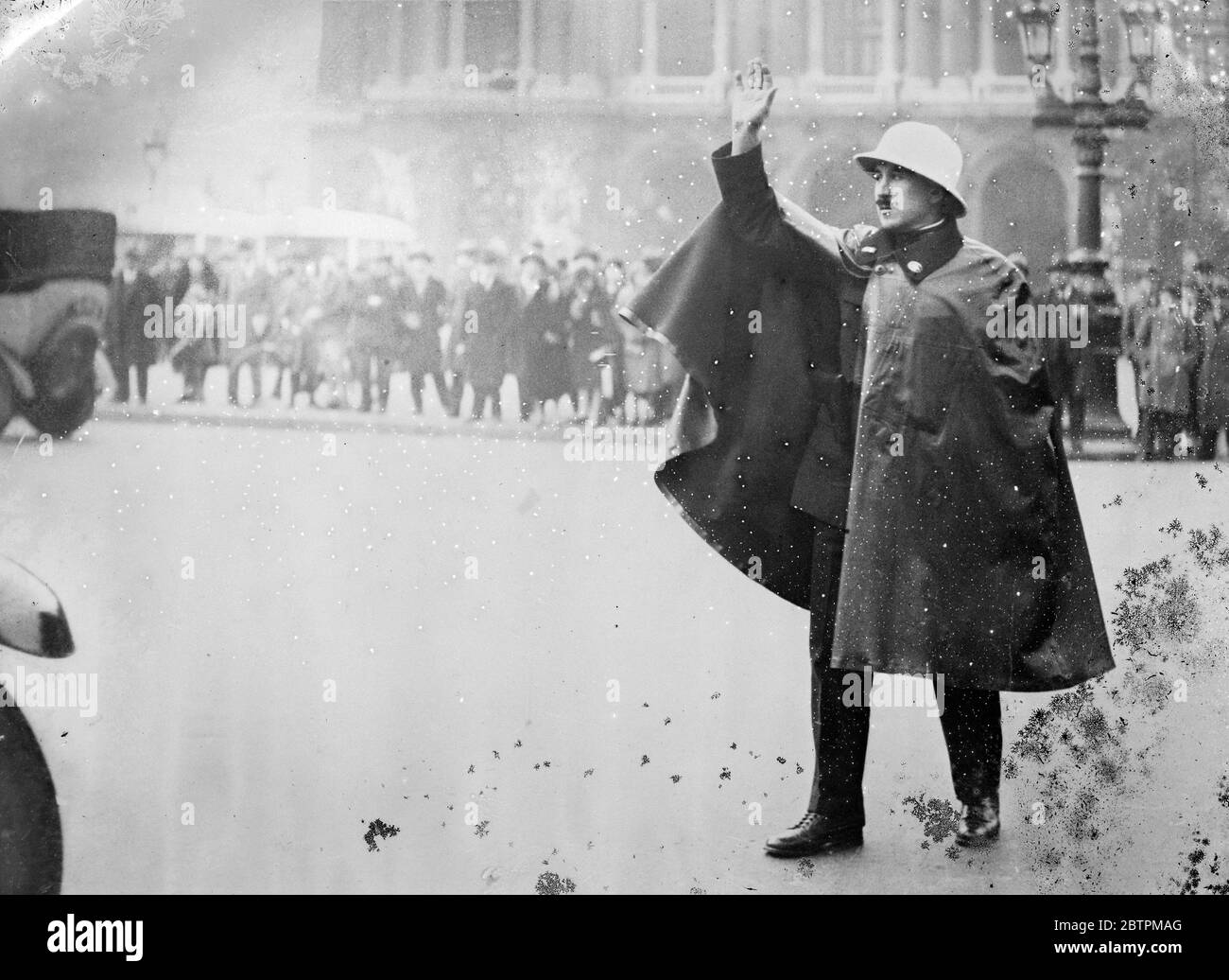 La police française conduit le trafic . 1935 Banque D'Images