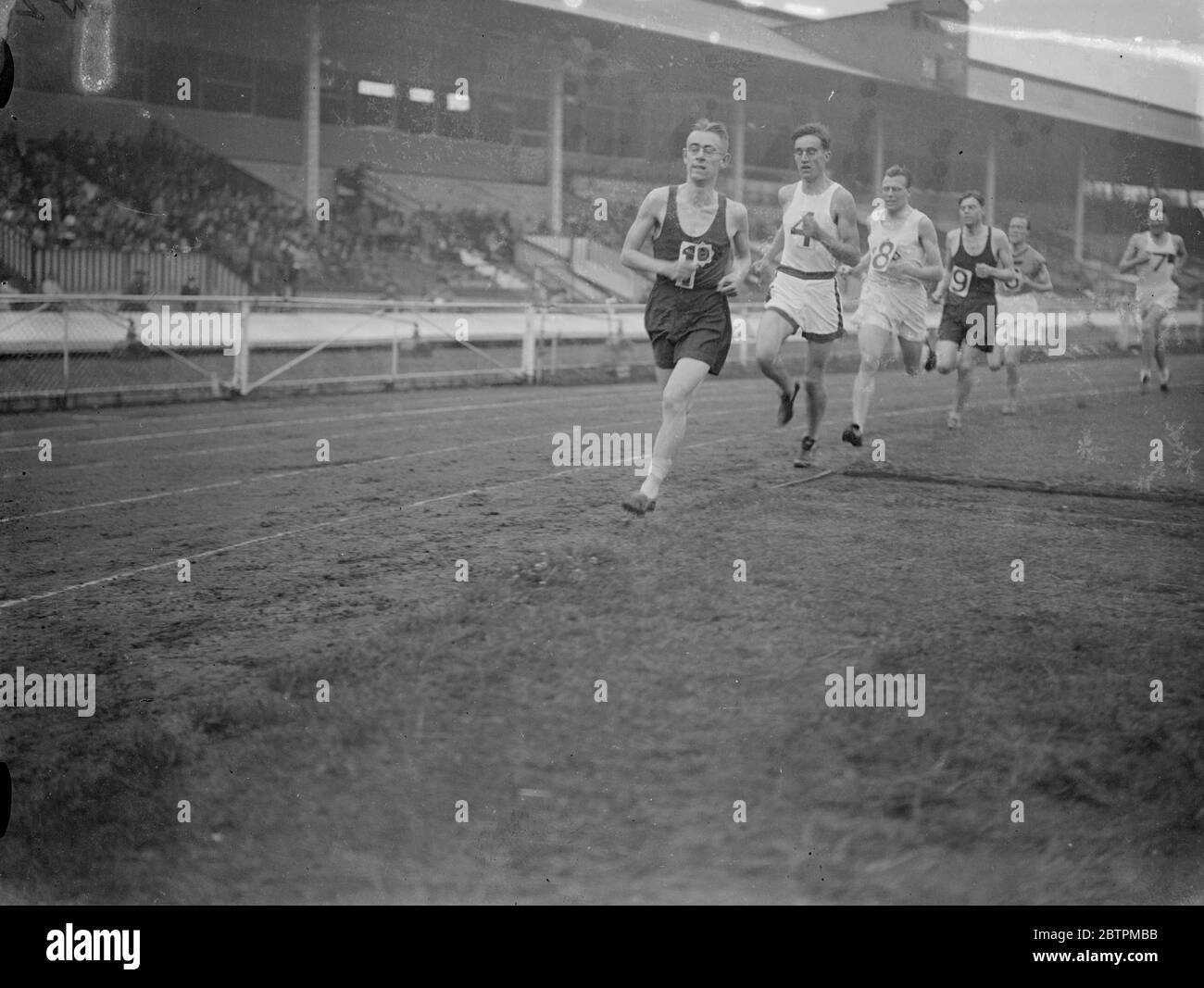 Wooderson mène en Mile aux championnats AAA . Le challenger le plus formidable de Lovelock . Les chapionships de l'Association amateur d'athlétisme ont été éliminés à la ville Blanche , Londres . Les athlètes les plus performants seront choisis comme membres de l'équipe britannique pour les Jeux Olympiques qui débuteront à Berlin le mois prochain . Les spectacles de photos , S C Wooderson de Blackheath Harriers ( leader ) , considéré comme le challenger le plus formidable de Jack Lovelock, menant dans sa chaleur dans la course de mille à White City . 10 juillet 1936 Banque D'Images