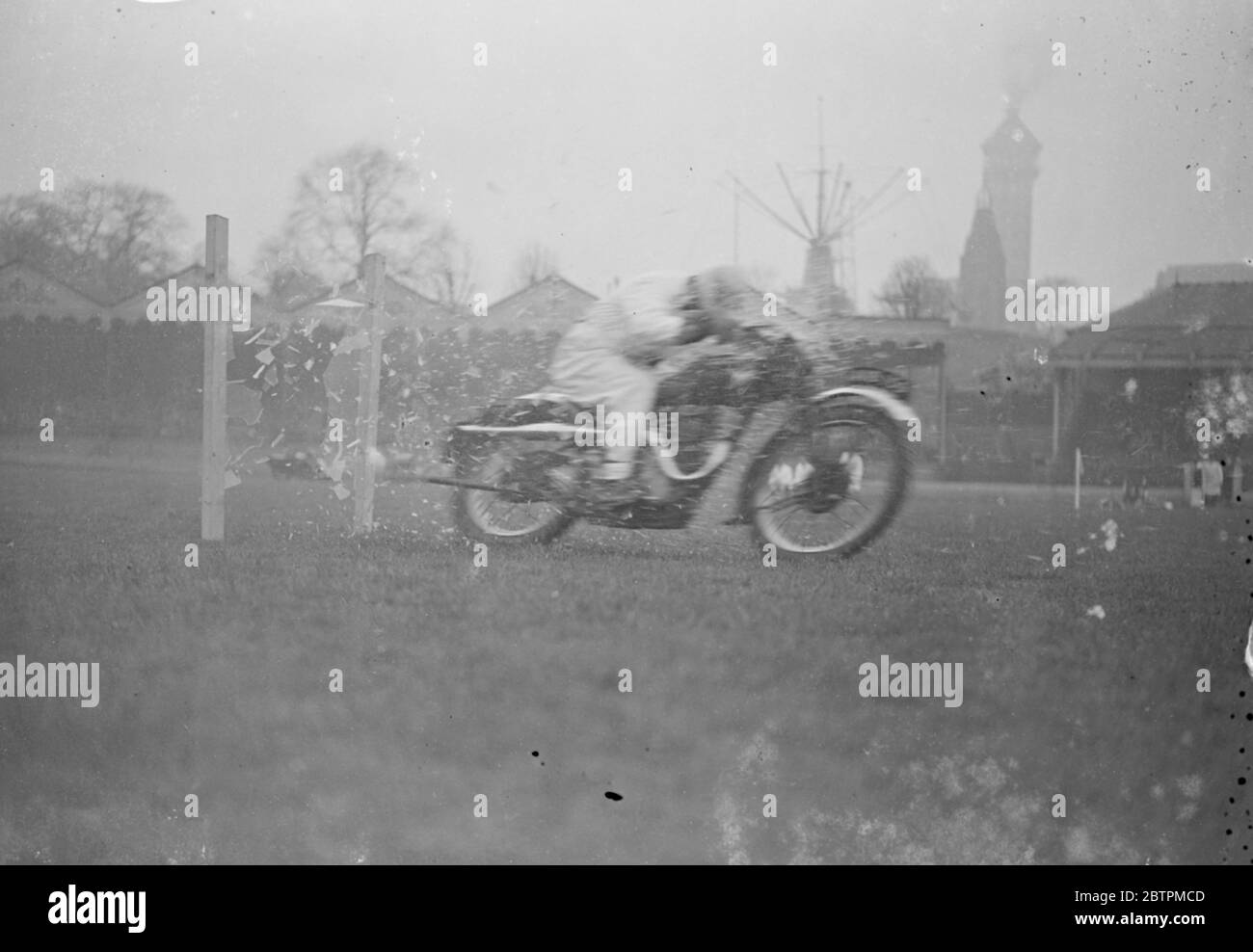 En train de se briser . Un rodéo de vacances en banque a eu lieu sur le terrain de football du Crystal Palace . Photos spectacles , à la vitesse incroyable ' Nobby Clark éclate son cycle moteur à travers des feuilles de verre plaste au rodéo . 13 avril 1936 Banque D'Images